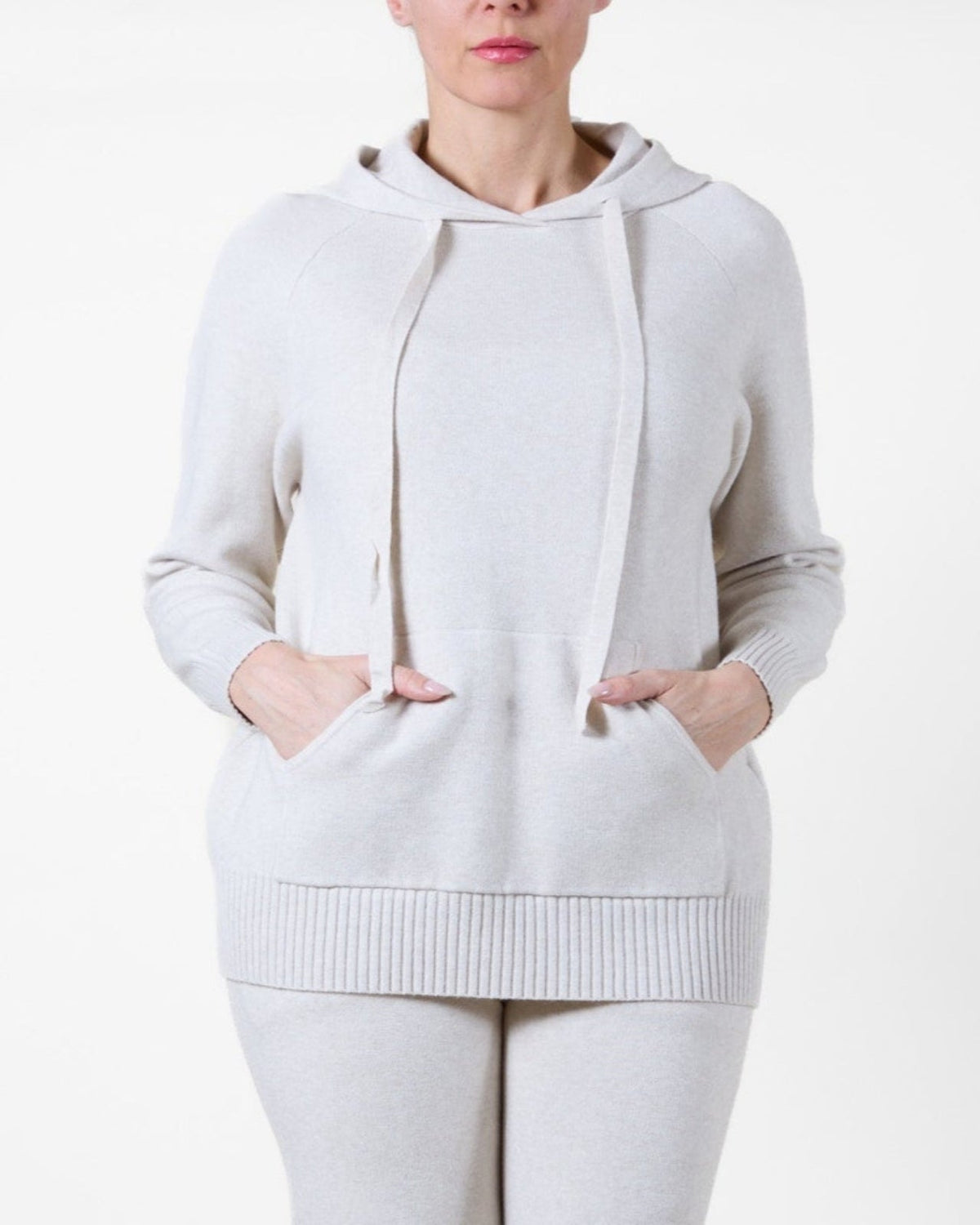 Pull beige à capuche, cordon de serrage, poche kangourou, manches longues et finitions côtelées
