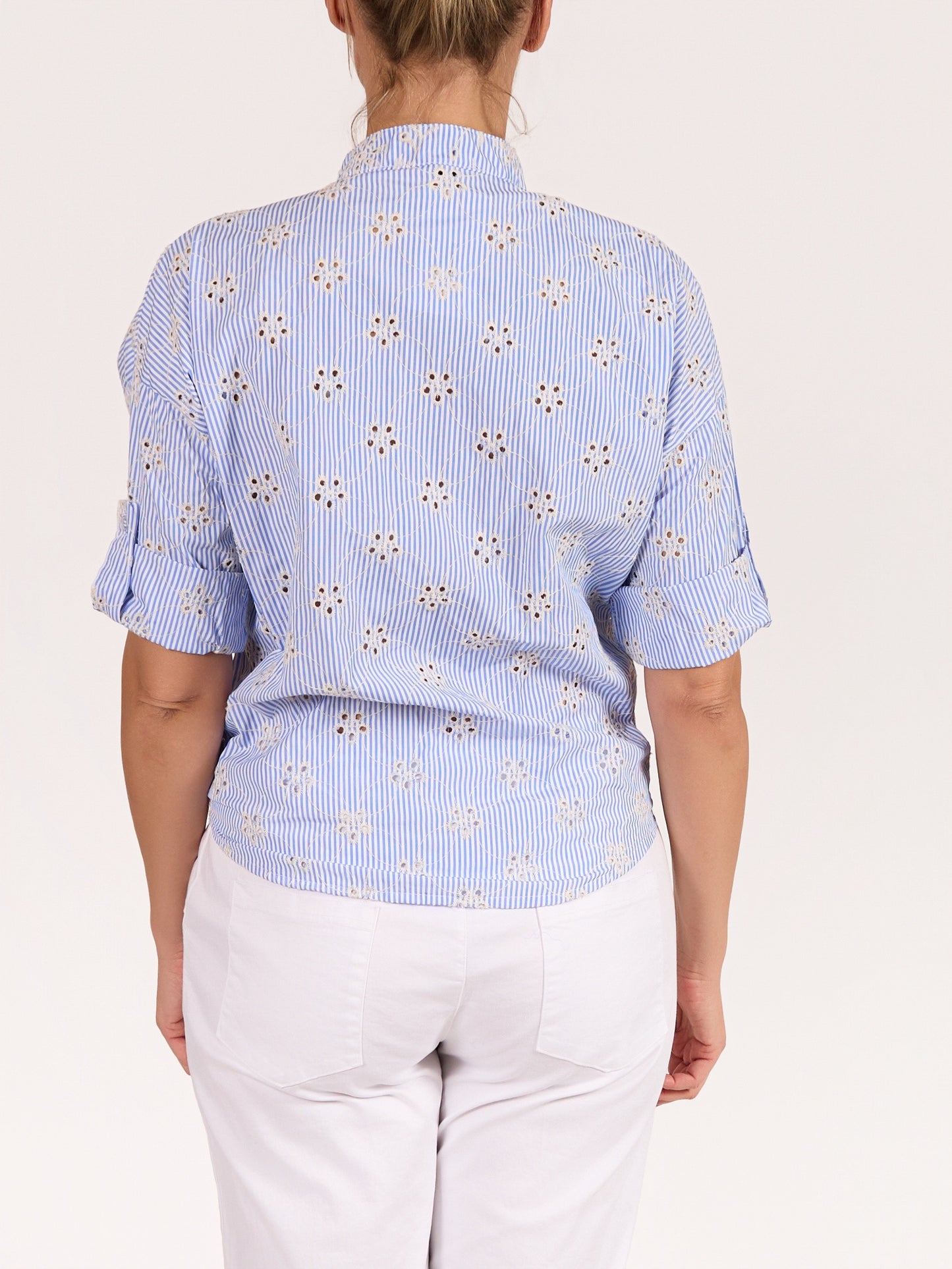 Chemise bleue boutonnée à l’avant à col mandarin avec rayures et broderie anglaise