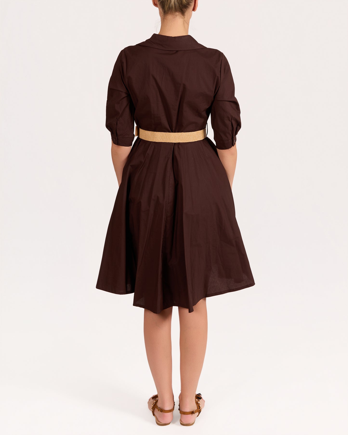 Robe ceinturée espresso à boutons avec col structuré