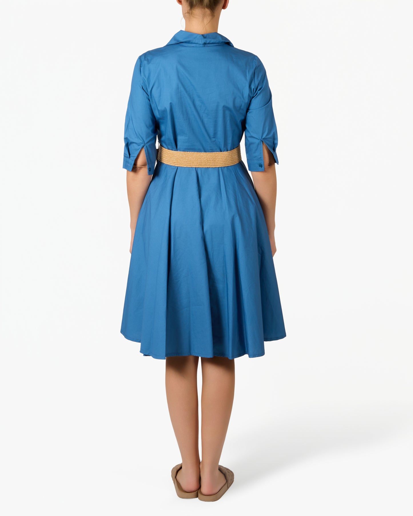 Robe ceinturée bleue à boutons avec col structuré