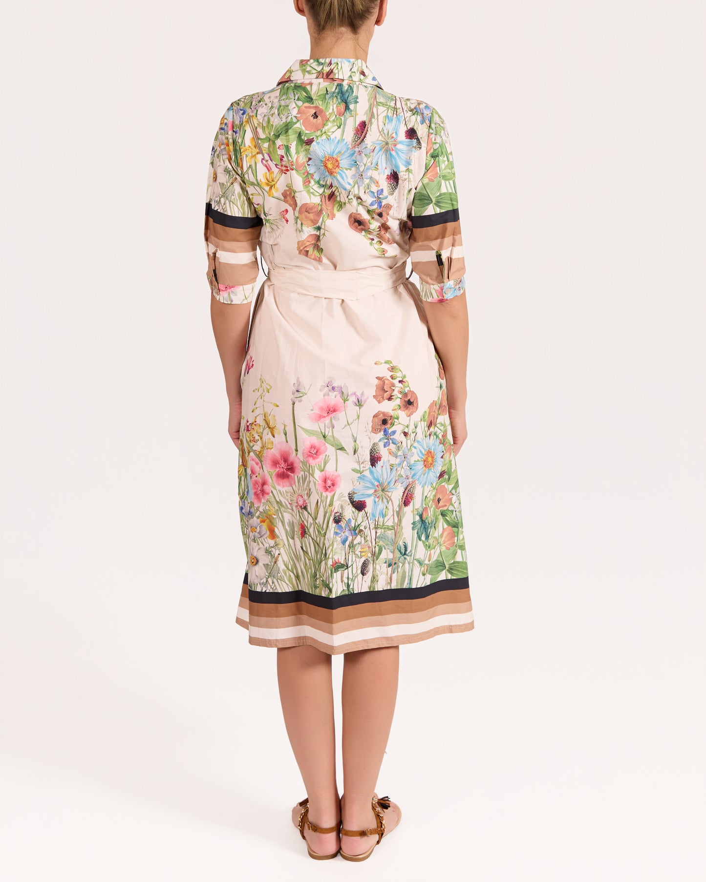 Robe champagne à manches 3/4 avec bordure florale et lien à l’avant
