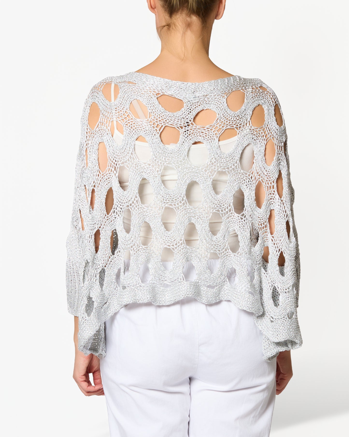 Pull en lurex argent à encolure bateau et épaules tombantes motif tourbillon circulaire