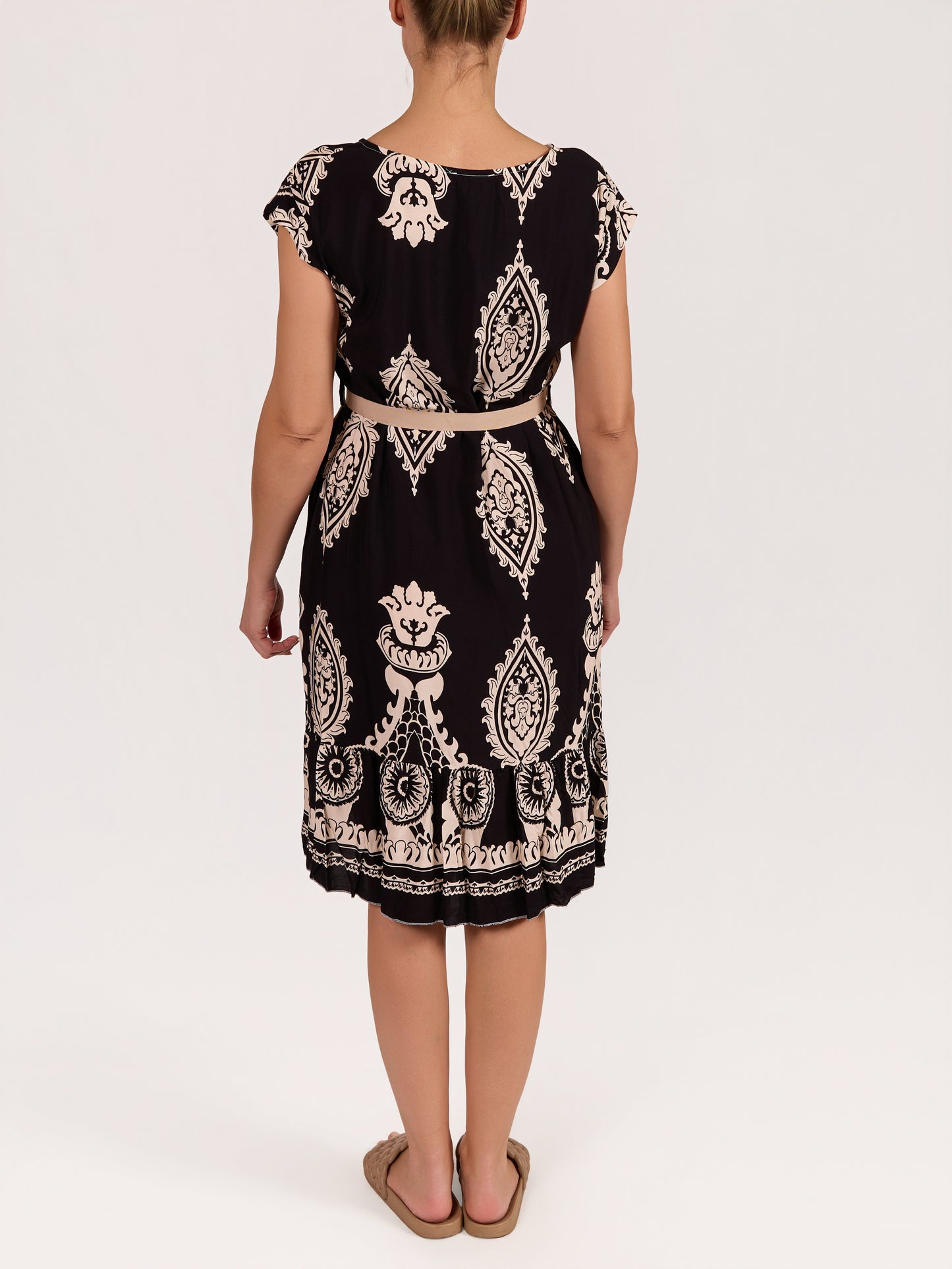 Robe noire ceinturée ruban imprimé paisley
