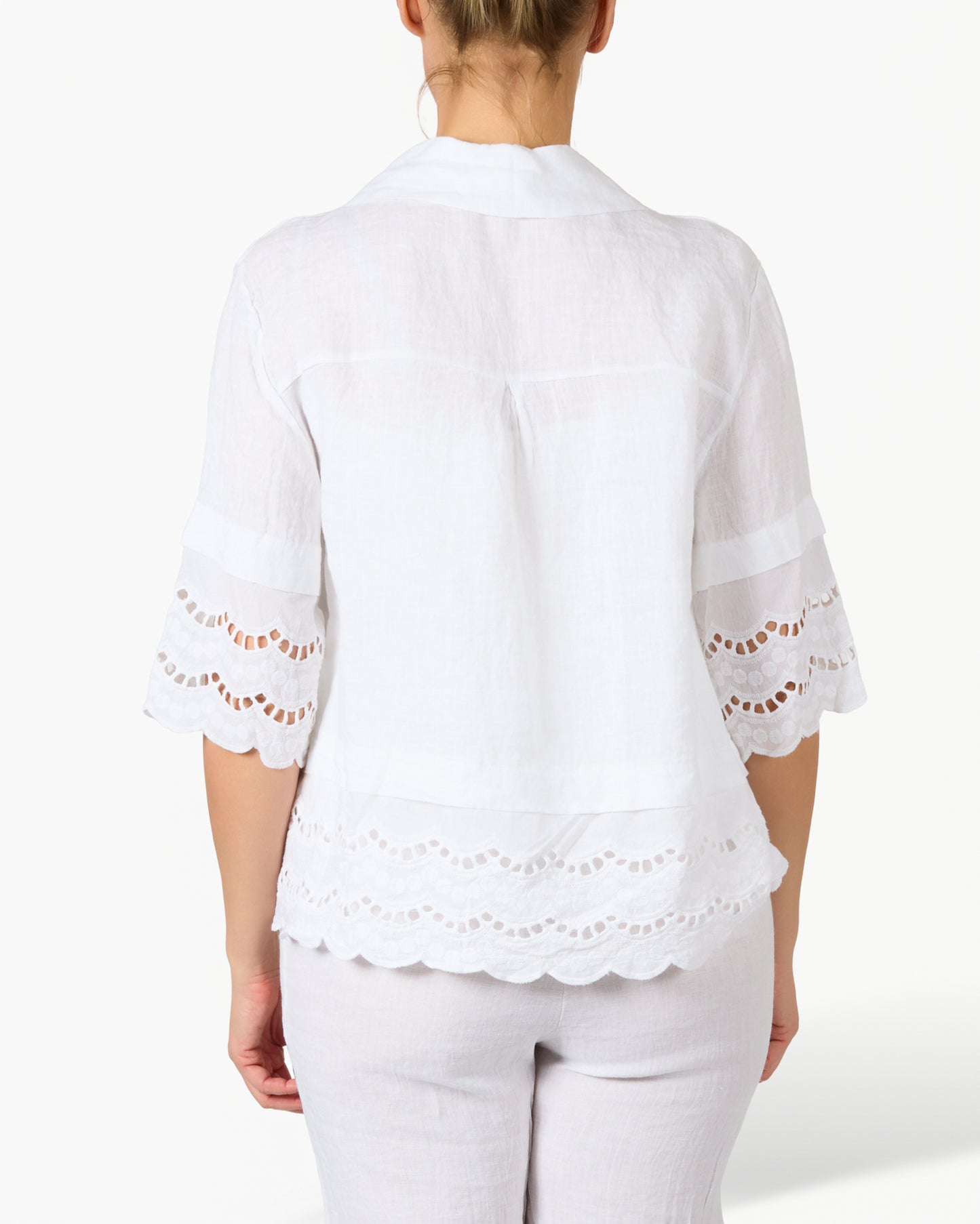 Blouse blanche en lin et dentelle boutonnée