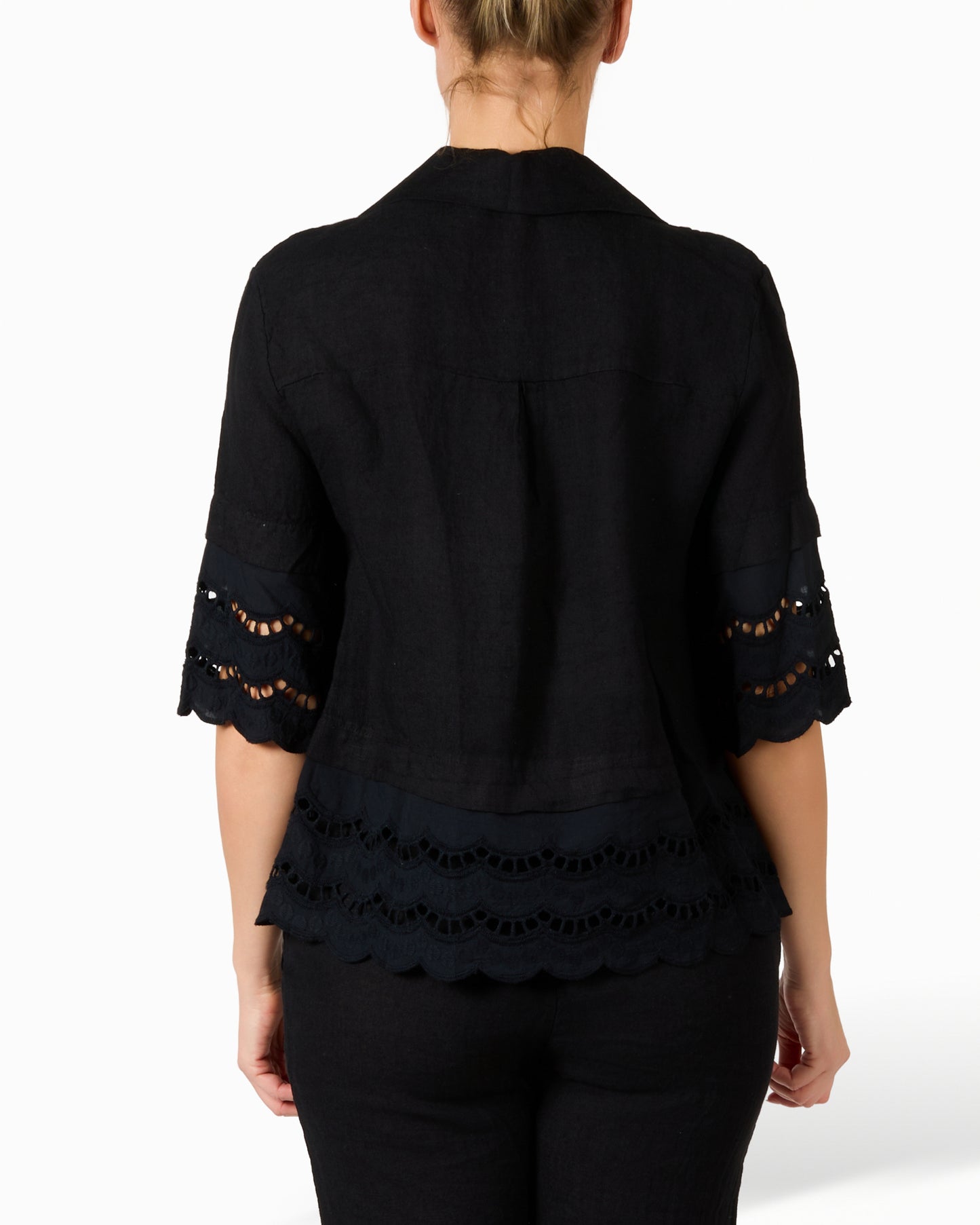 Blouse noire en lin et dentelle boutonnée