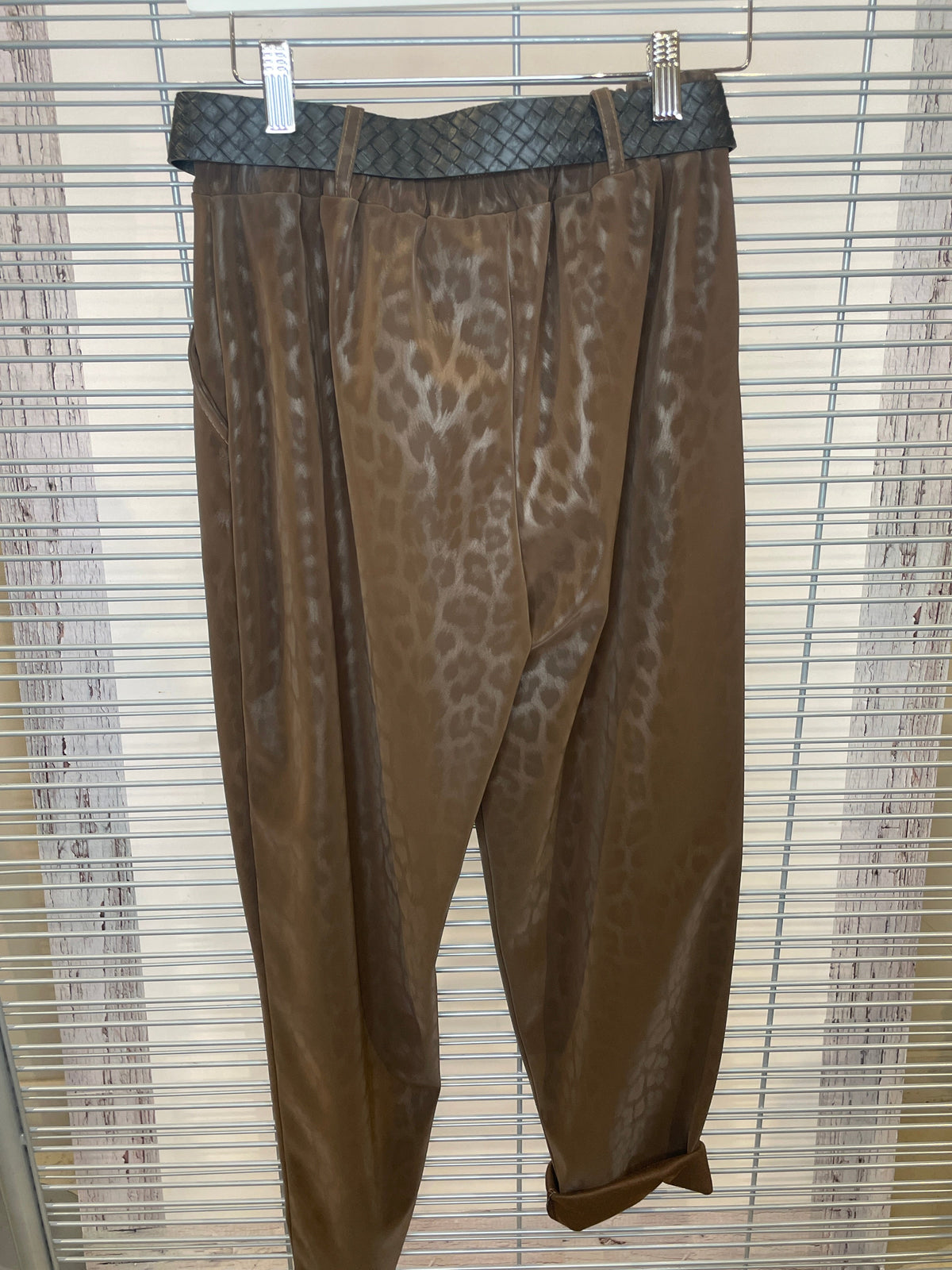 Pantalon fuseau à motif léopard ton sur ton avec ceinture – brun