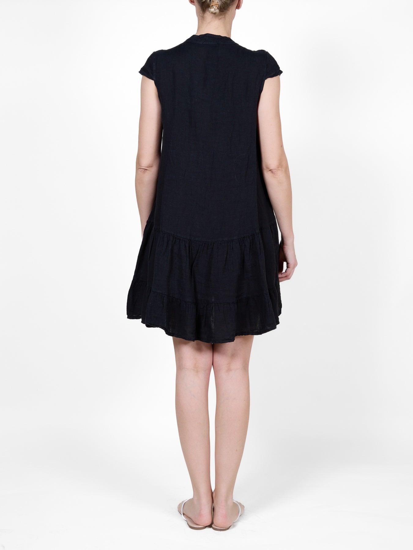 Robe paysanne noire à patte de boutonnage sur le devant et manches courtes