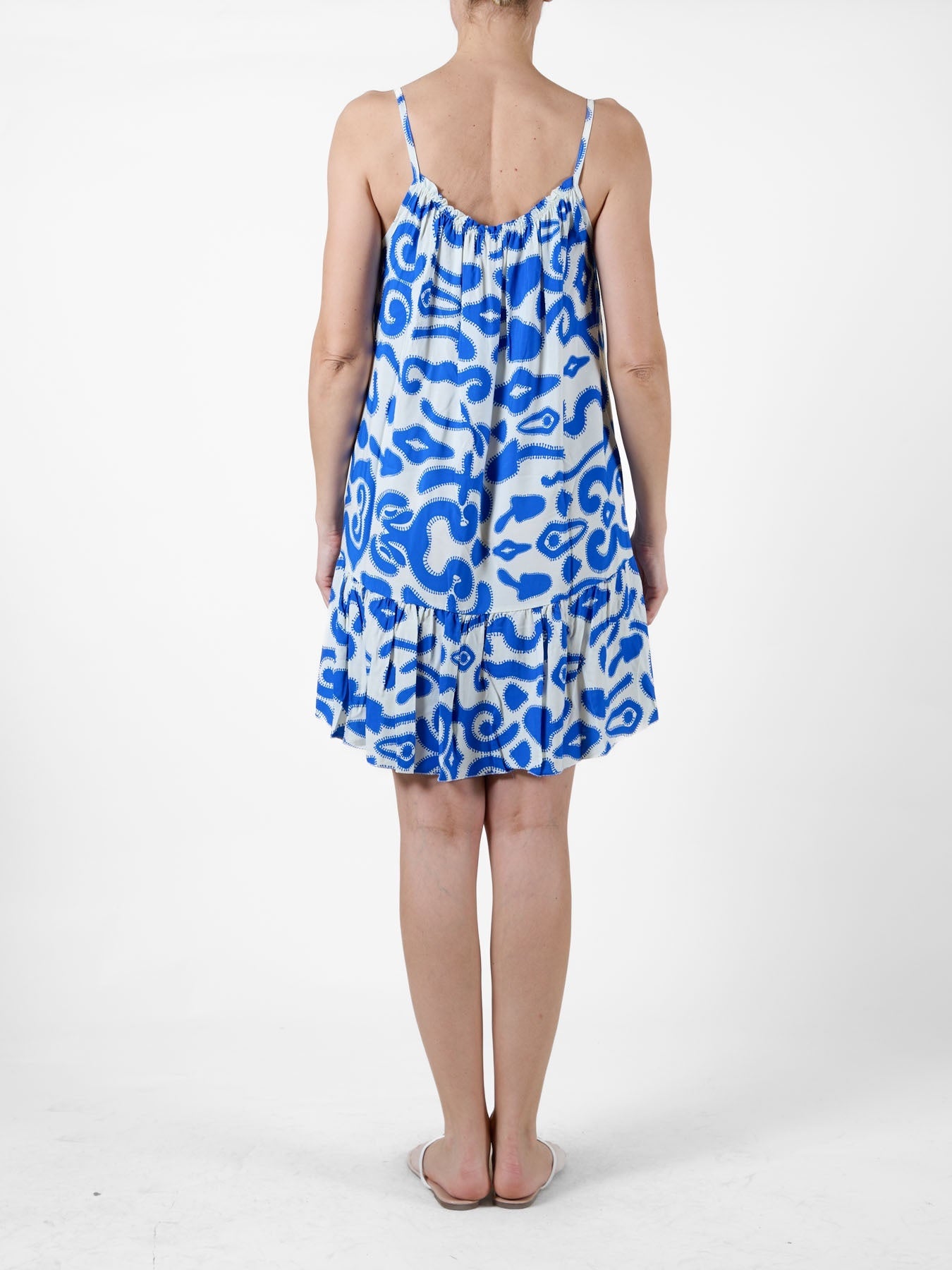 Robe à fines bretelles ornée d'un motif paon, ourlet à volants et imprimé tropical abstrait