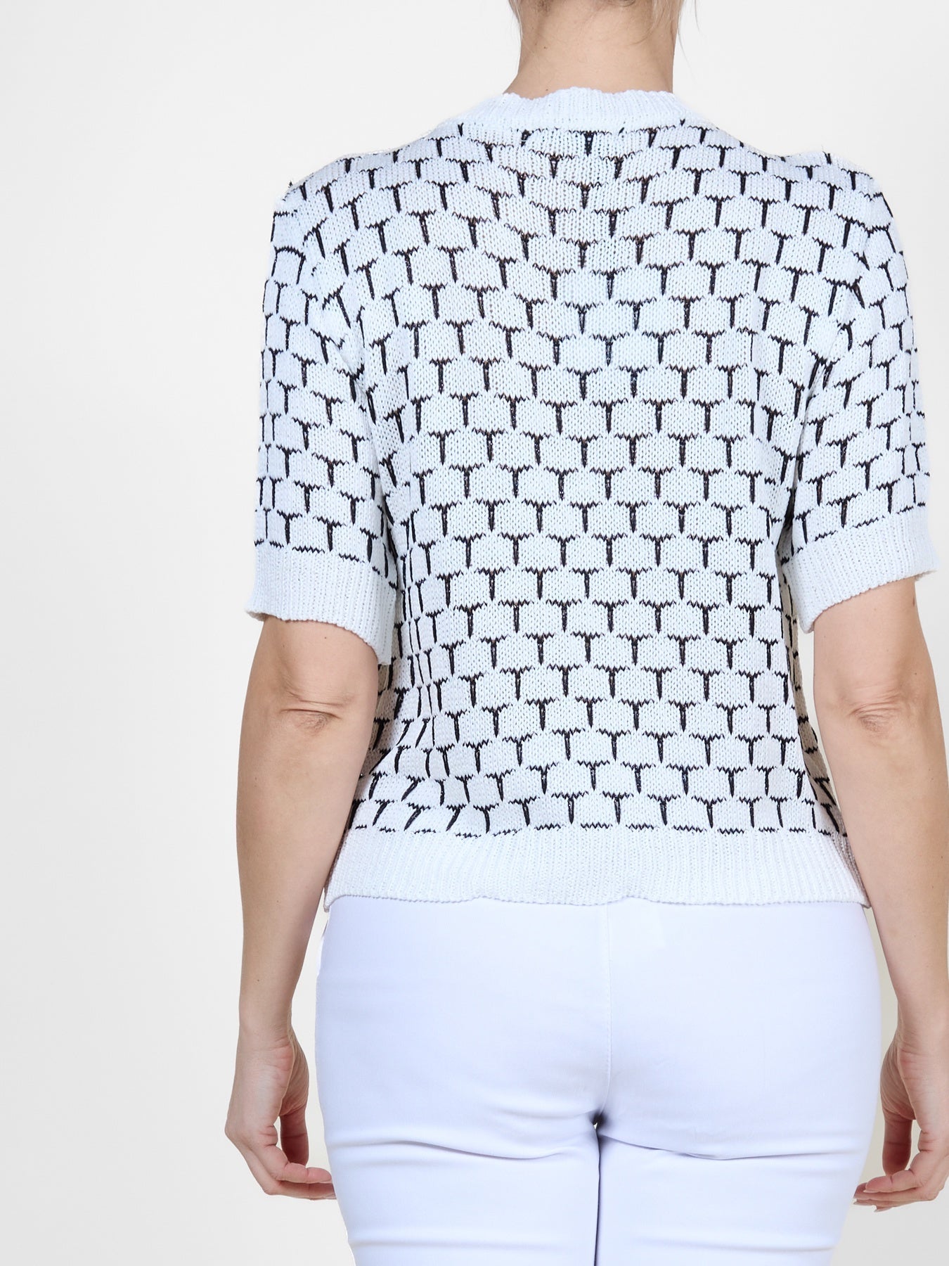 Pull en maille à manches courtes blanc et noir avec motif géométrique hexagonal