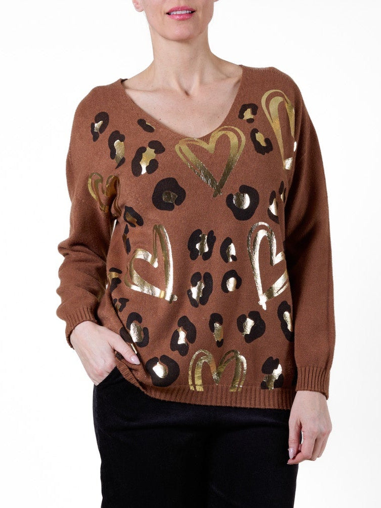 Pull à manches longues cognac à col V et motif animal à double cœur