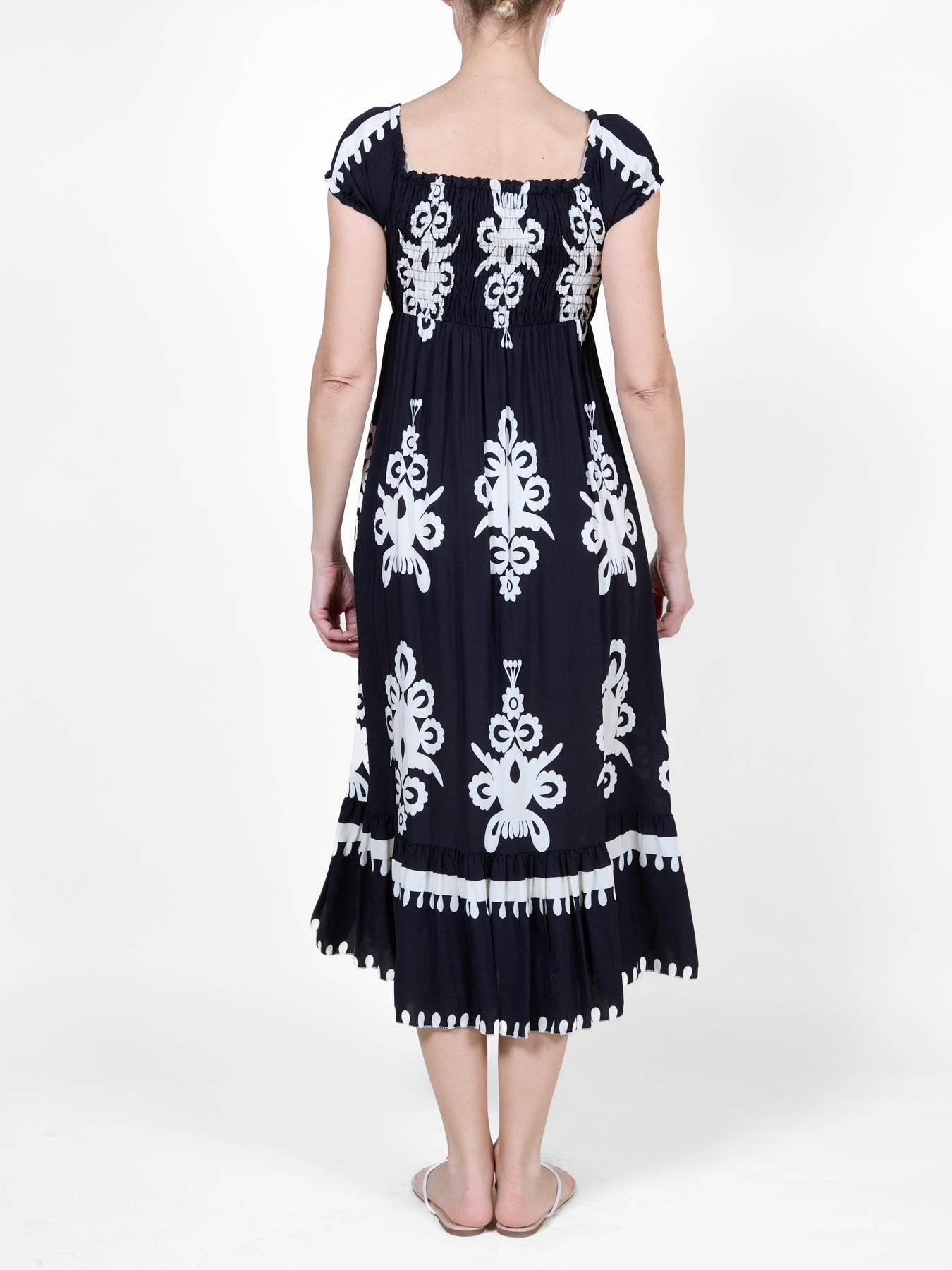 Robe noire à épaules dénudées