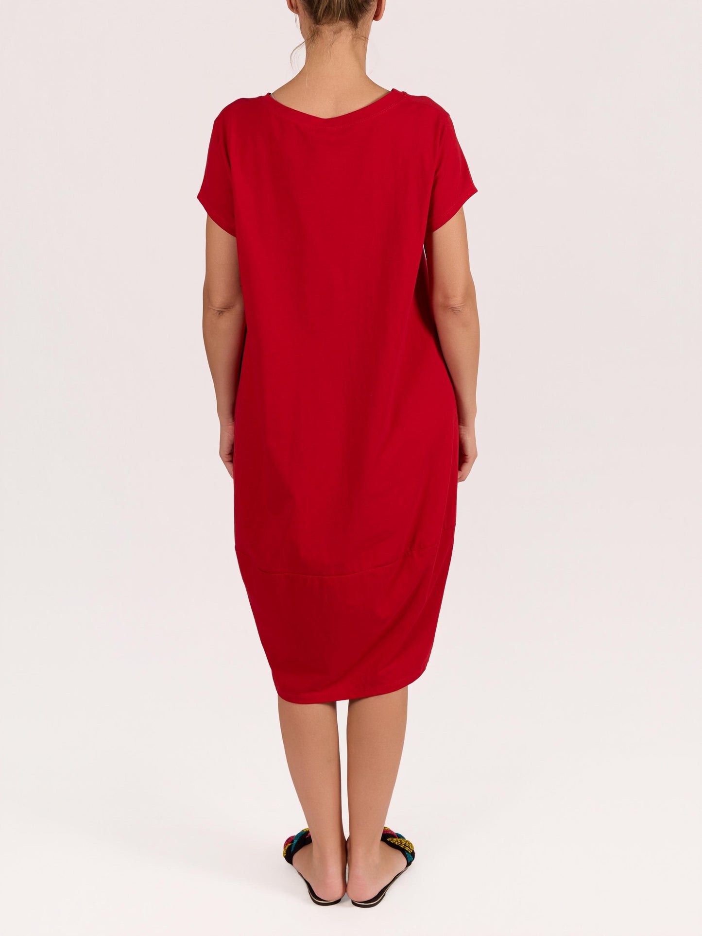 Robe rouge à manches courtes et encolure ronde avec bordure contrastante
