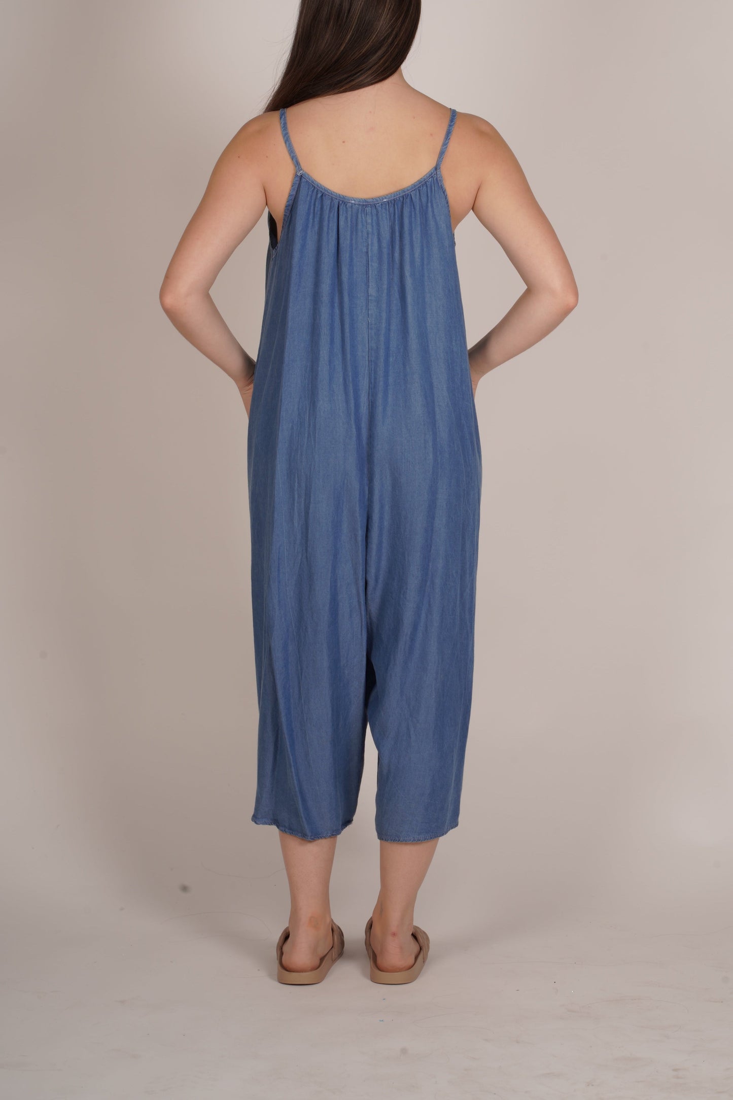 Combinaison sans manches en denim foncé à jambes larges et poches