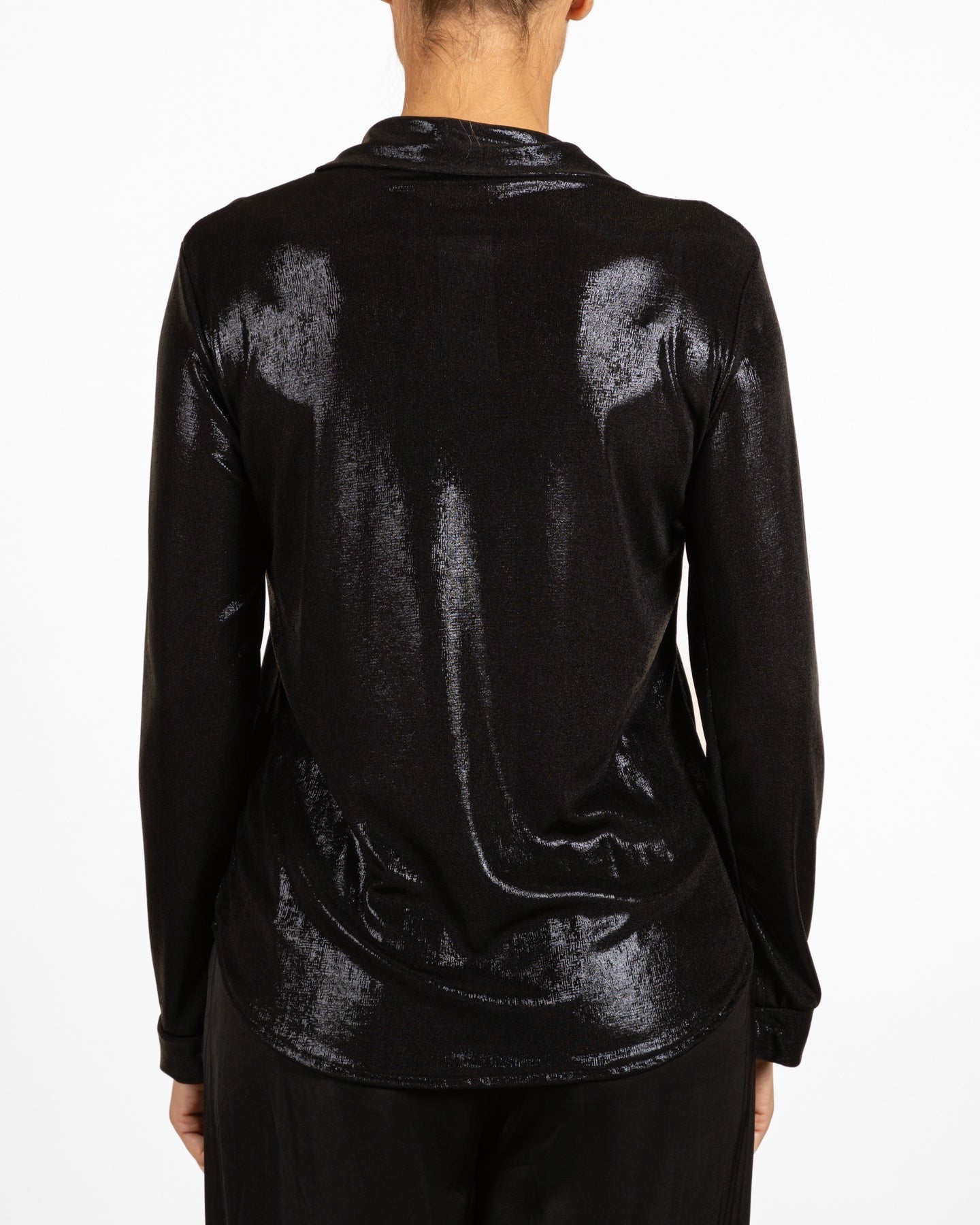 Haut chemisier en lamé noir boutonné sur le devant