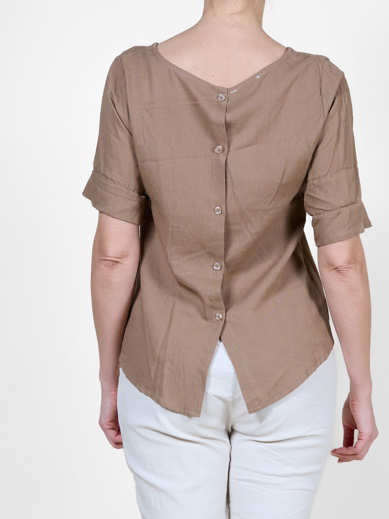Chemisier T-shirt beige à manches courtes et poignets retroussés, fermeture boutonnée au dos