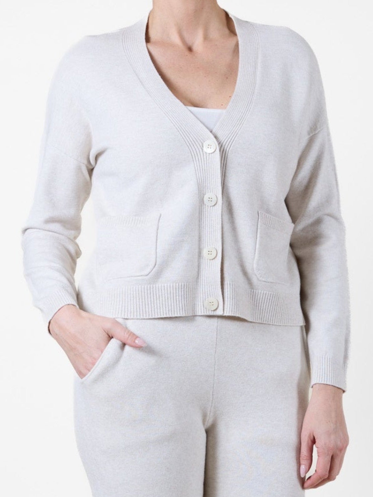 Cardigan beige à col montant, épaules tombantes, 4 boutons et 2 mini poches