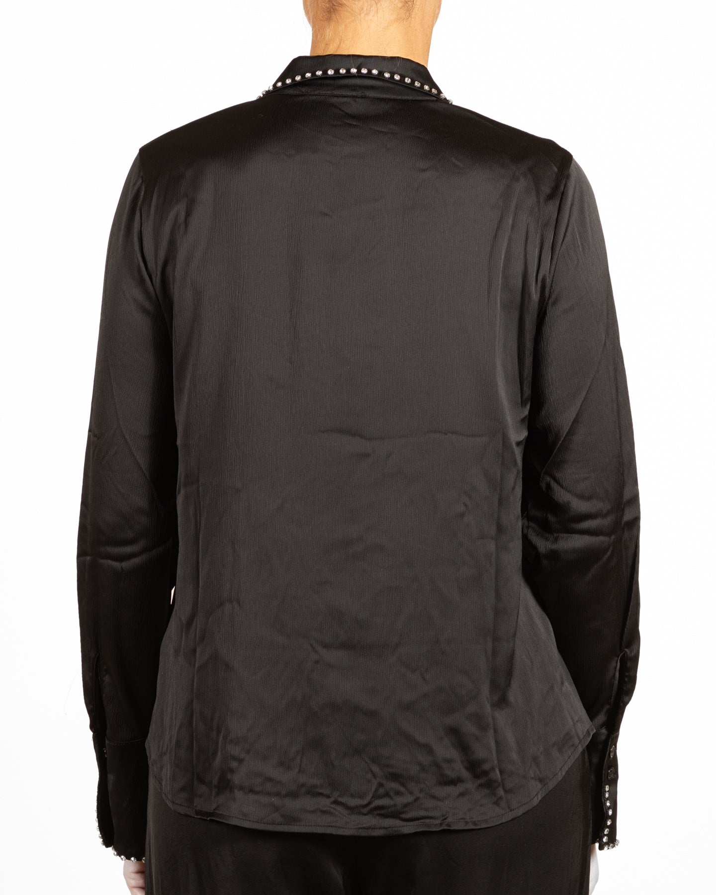 Chemisier noir à boutons sur le devant, col orné de strass et manches détaillées.