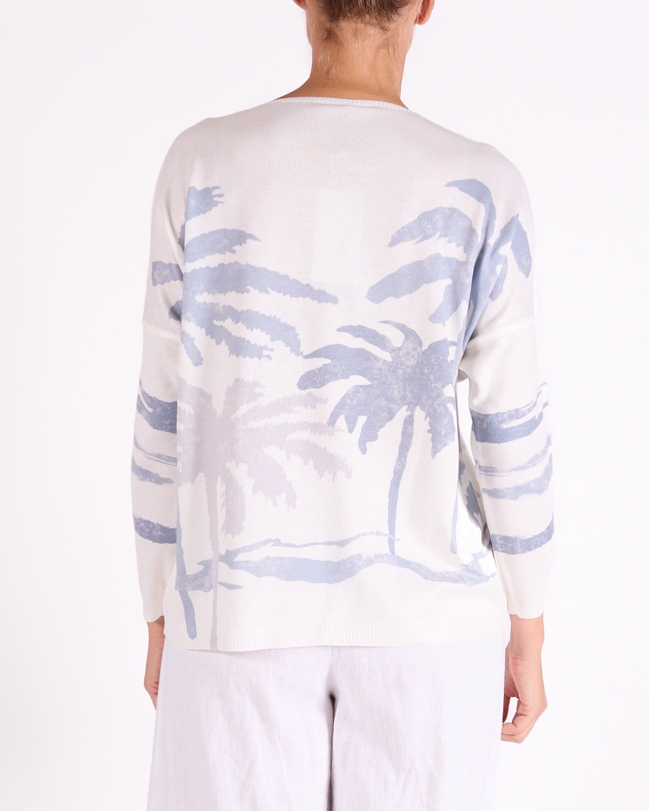 Pull clouté à col en V et motif palmier, bleu à épaules tombantes
