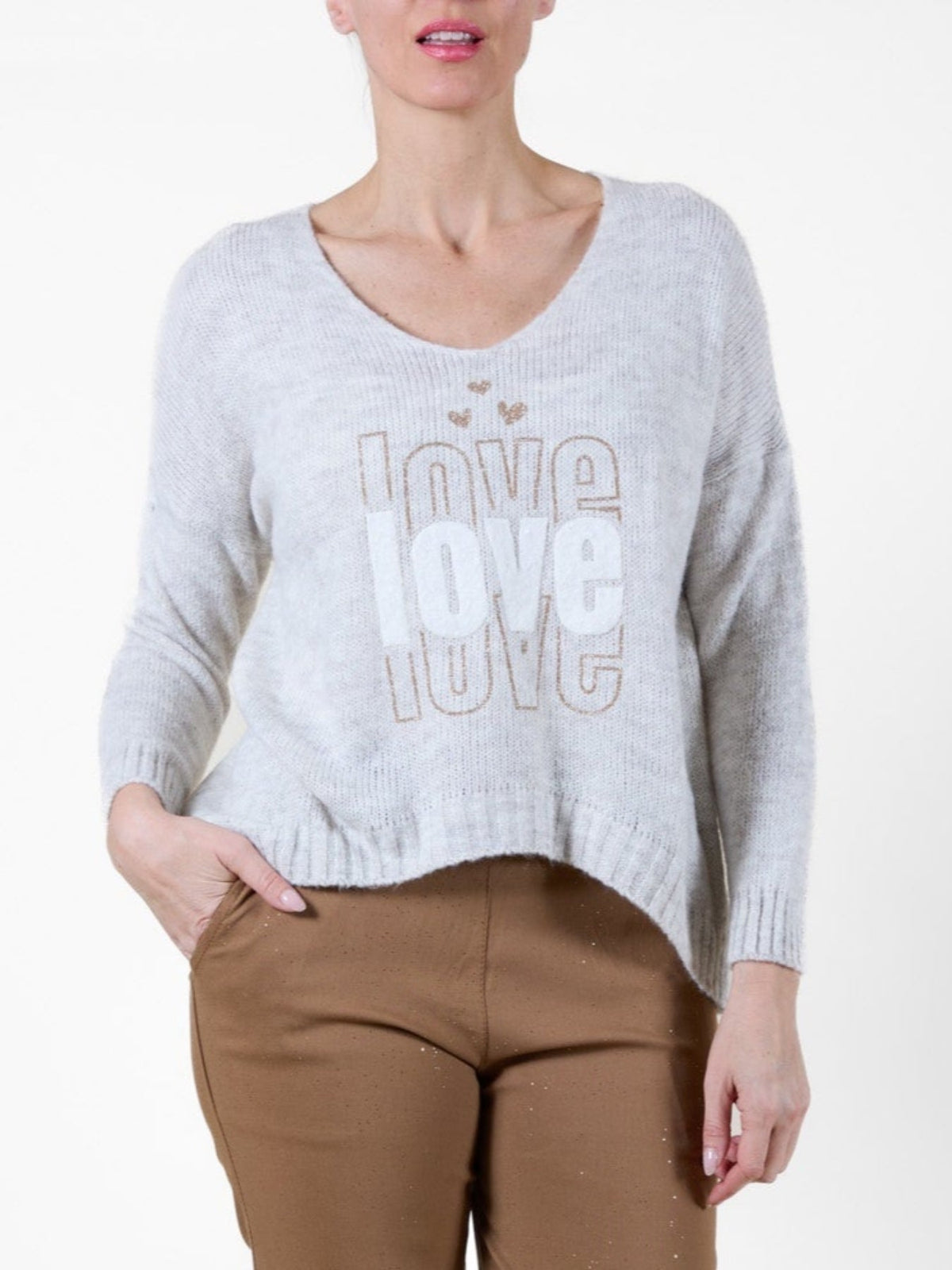 Pull beige à col V asymétrique et épaules tombantes, orné de lurex multicolore