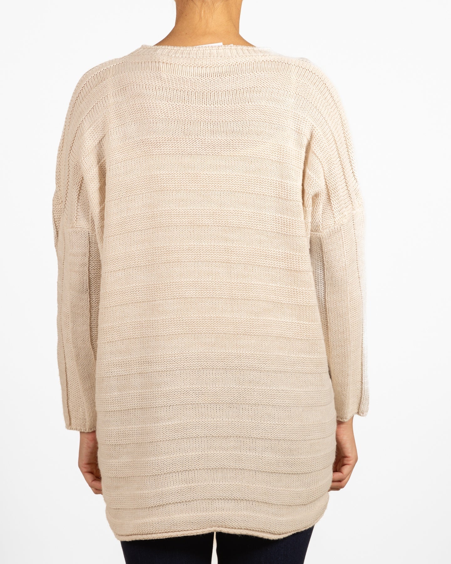 Pull beige à épaules tombantes, coupe carrée, en maille double, orné d'un détail doré sur le devant.