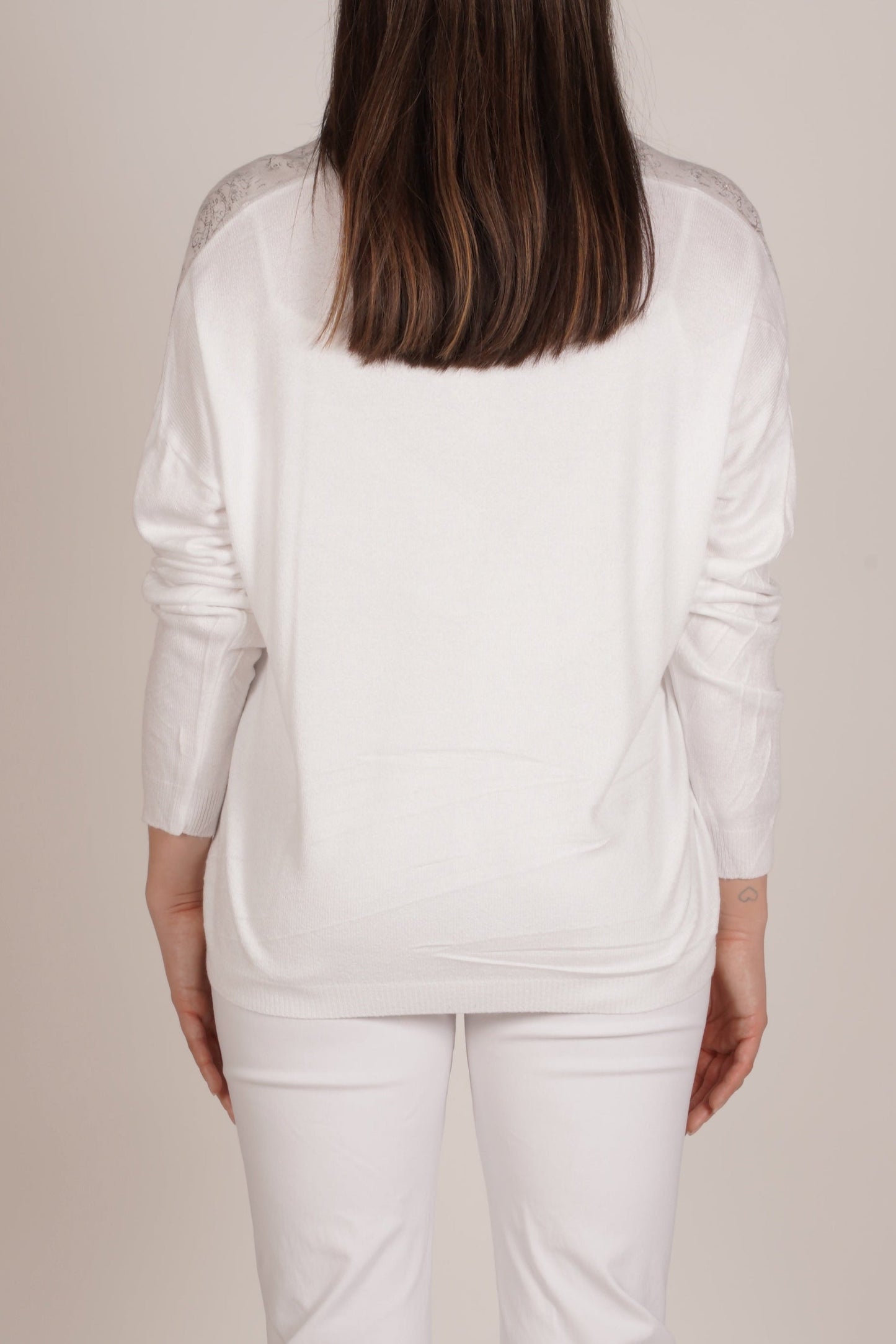 Pull blanc à manches longues et col rond en V avec détail métallisé sur le devant