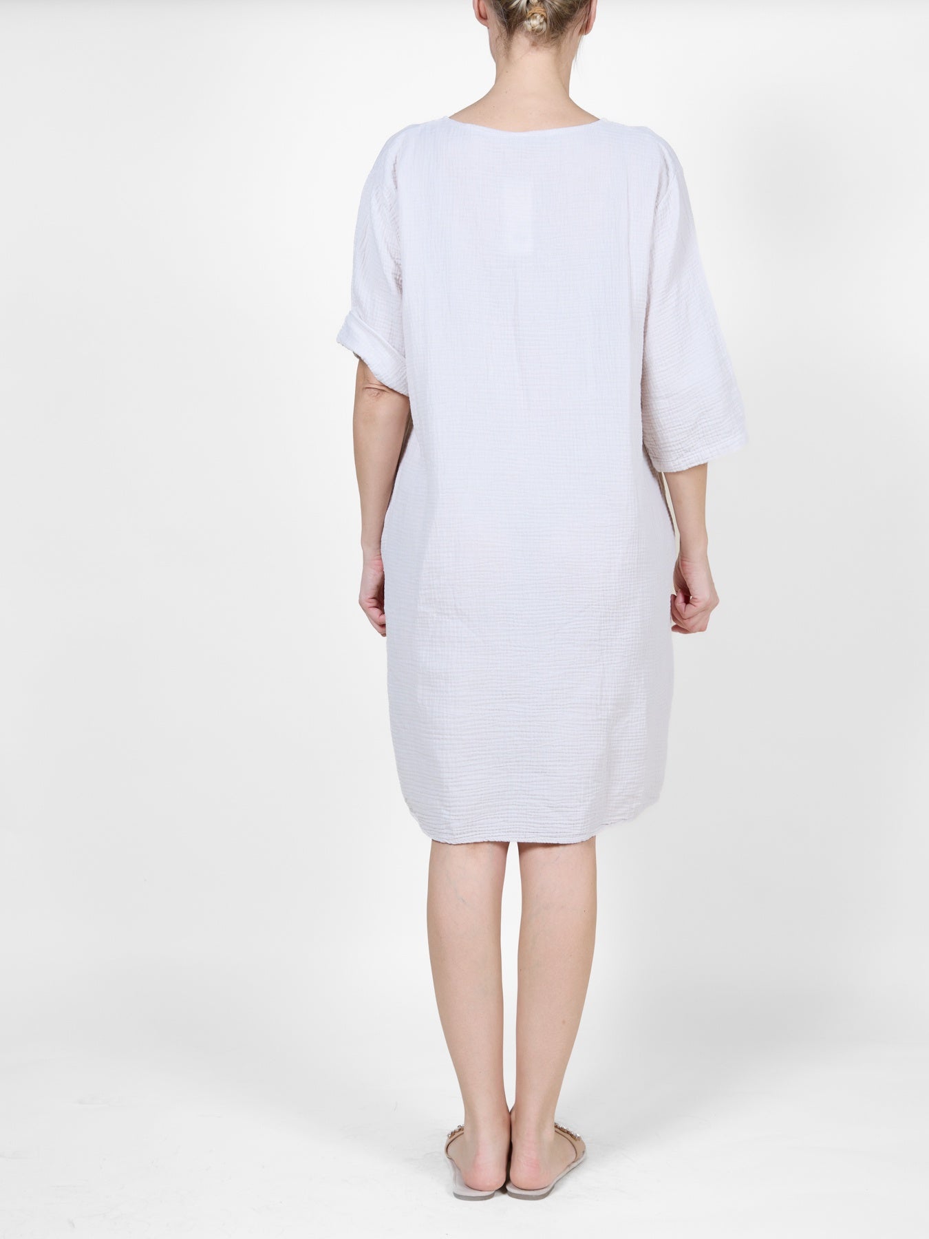 Robe en coton sable à manches 3/4 et détails de boutons en bois