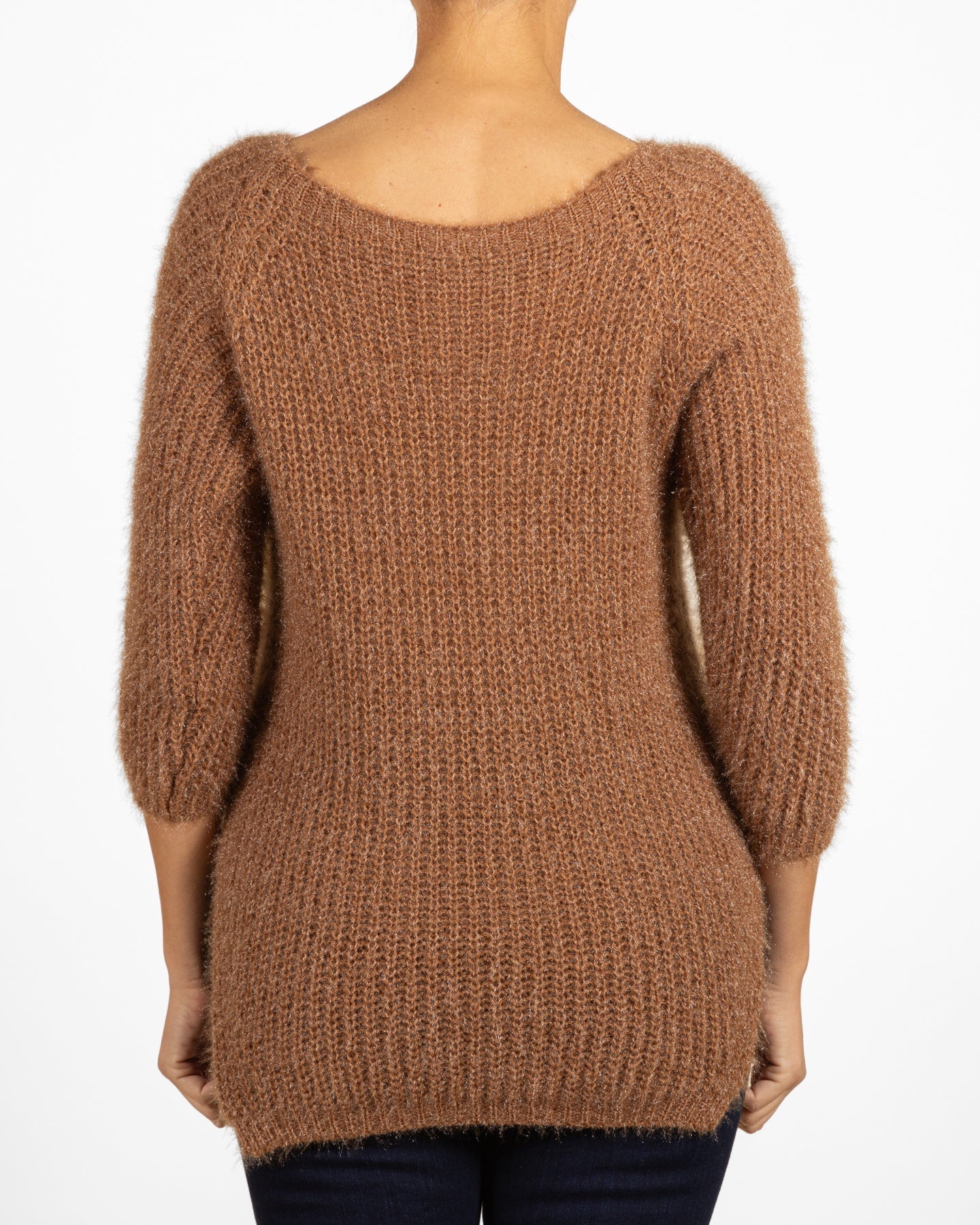 Pull en peluche couleur cognac, col rond profond dans le dos et fentes latérales