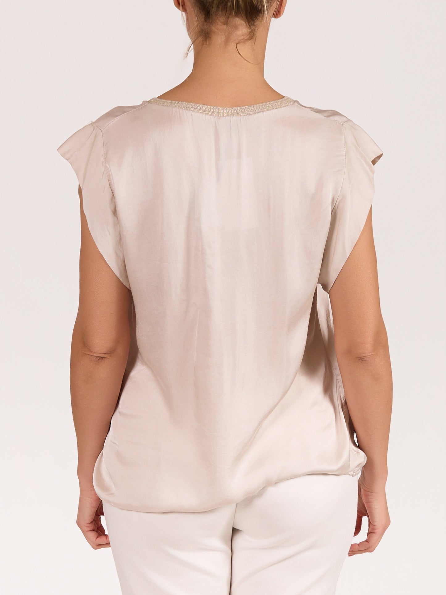 Haut beige en satin à col en V avec détail lurex et manches courtes