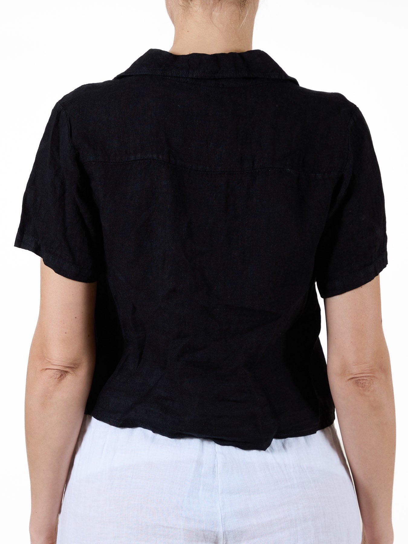 Chemise noire à boutons et cravate