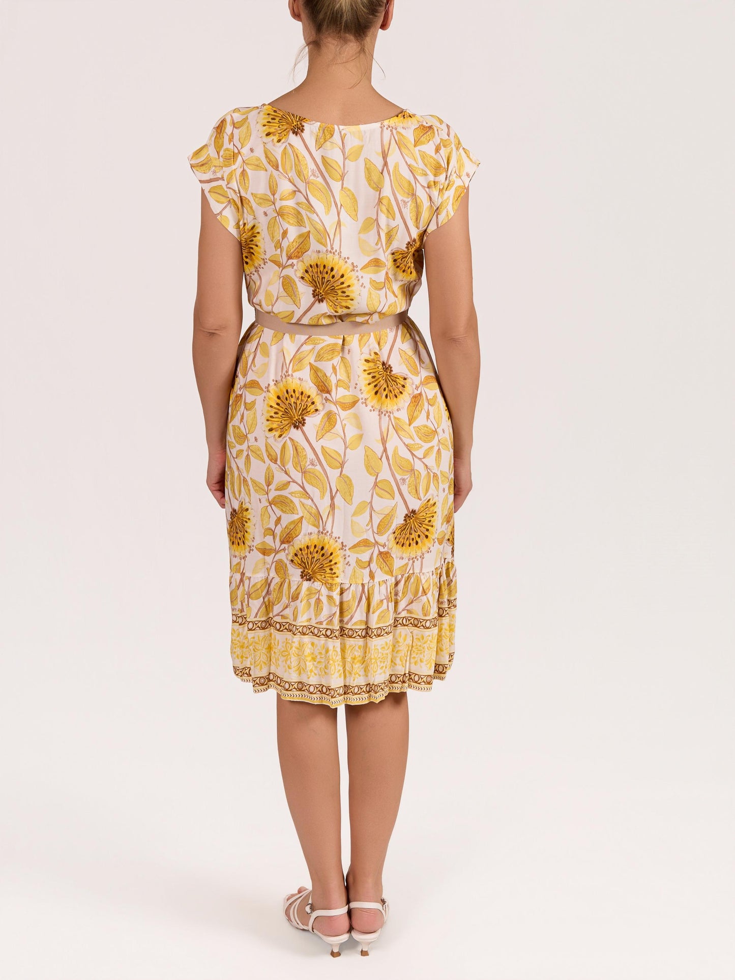 Robe jaune à encolure bateau avec ceinture ruban, imprimé floral et volants