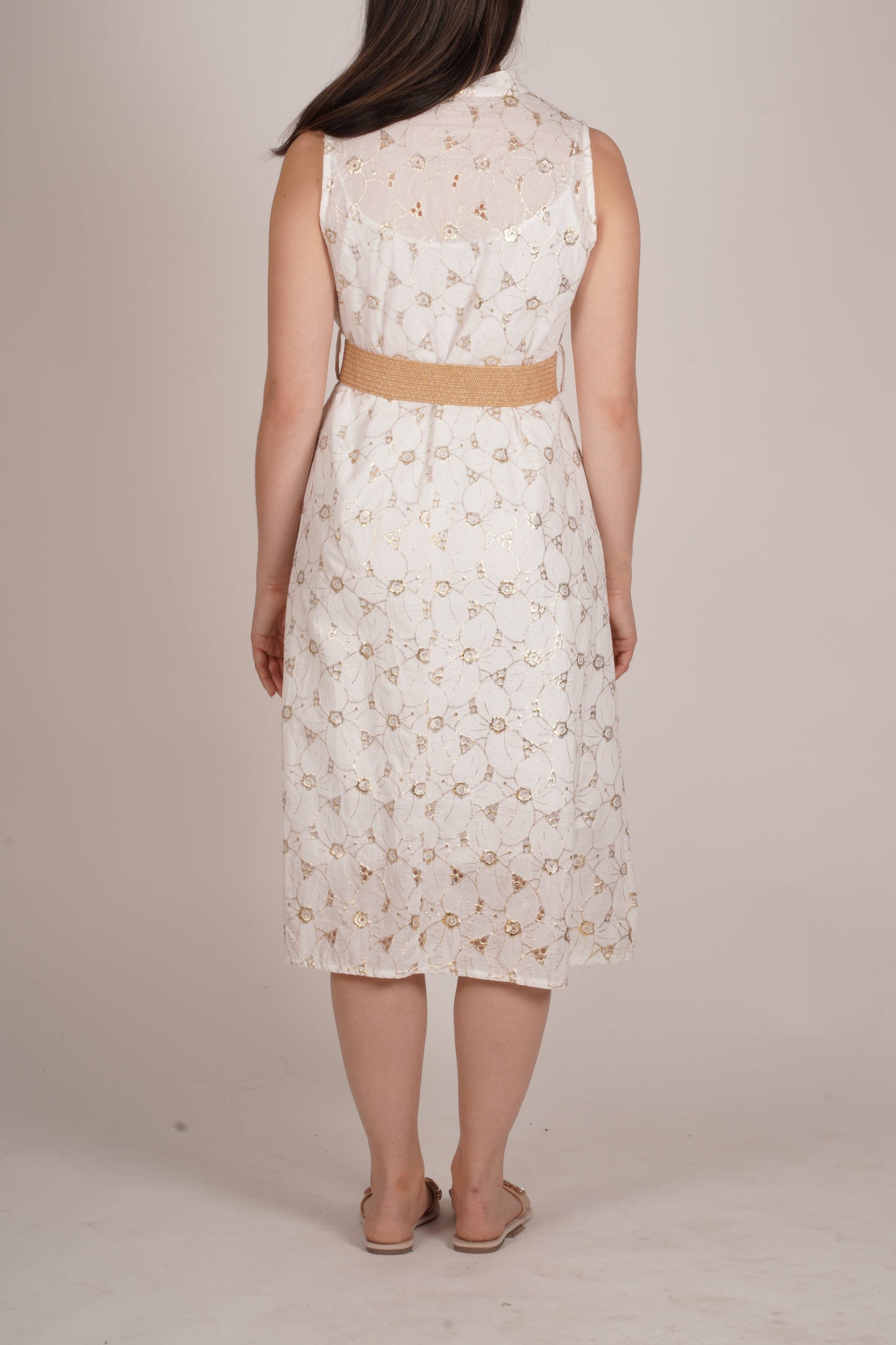 Robe blanche entièrement brodée de motifs dorés