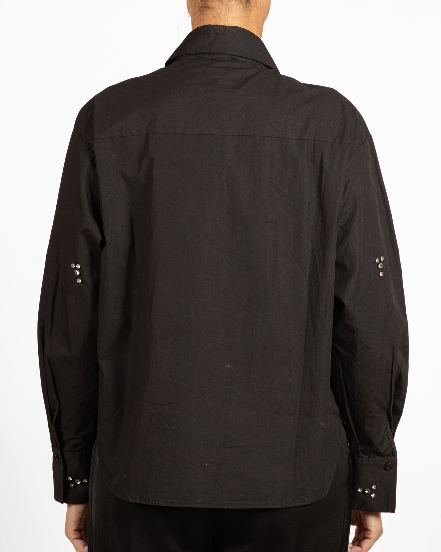 Haut noir à boutons sur le devant et orné de strass sur toute la partie avant