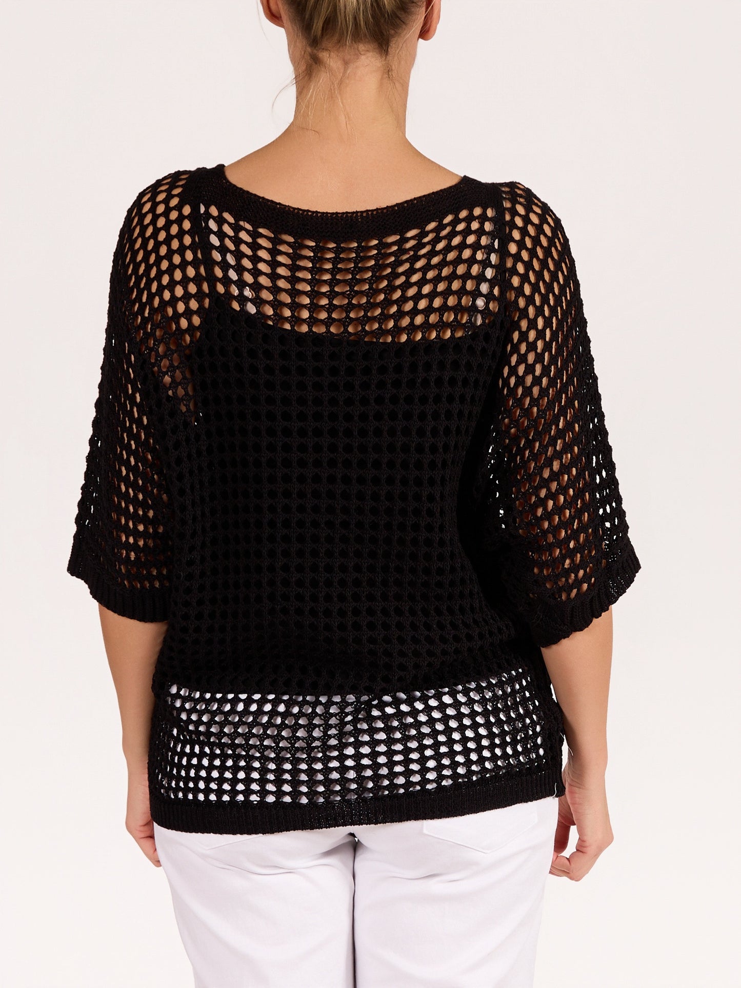 Chandail noir en crochet à col en V et épaules tombantes