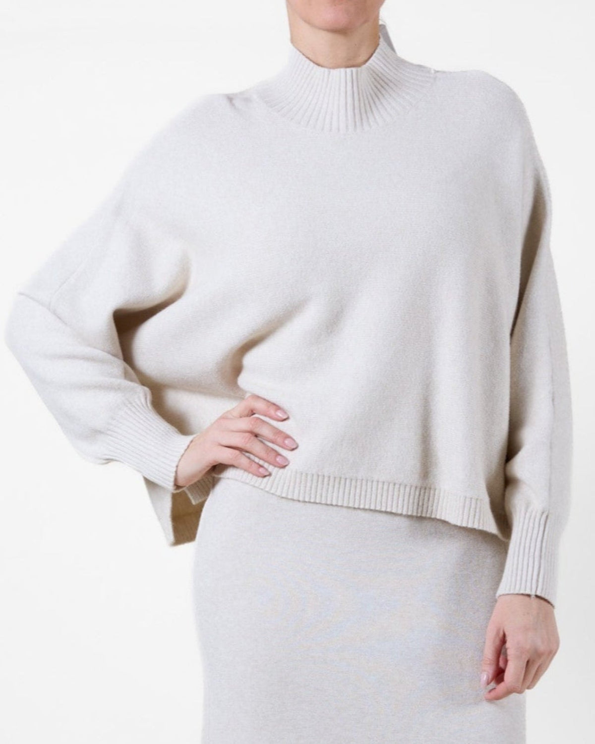 Pull beige à manches chauve-souris et col montant