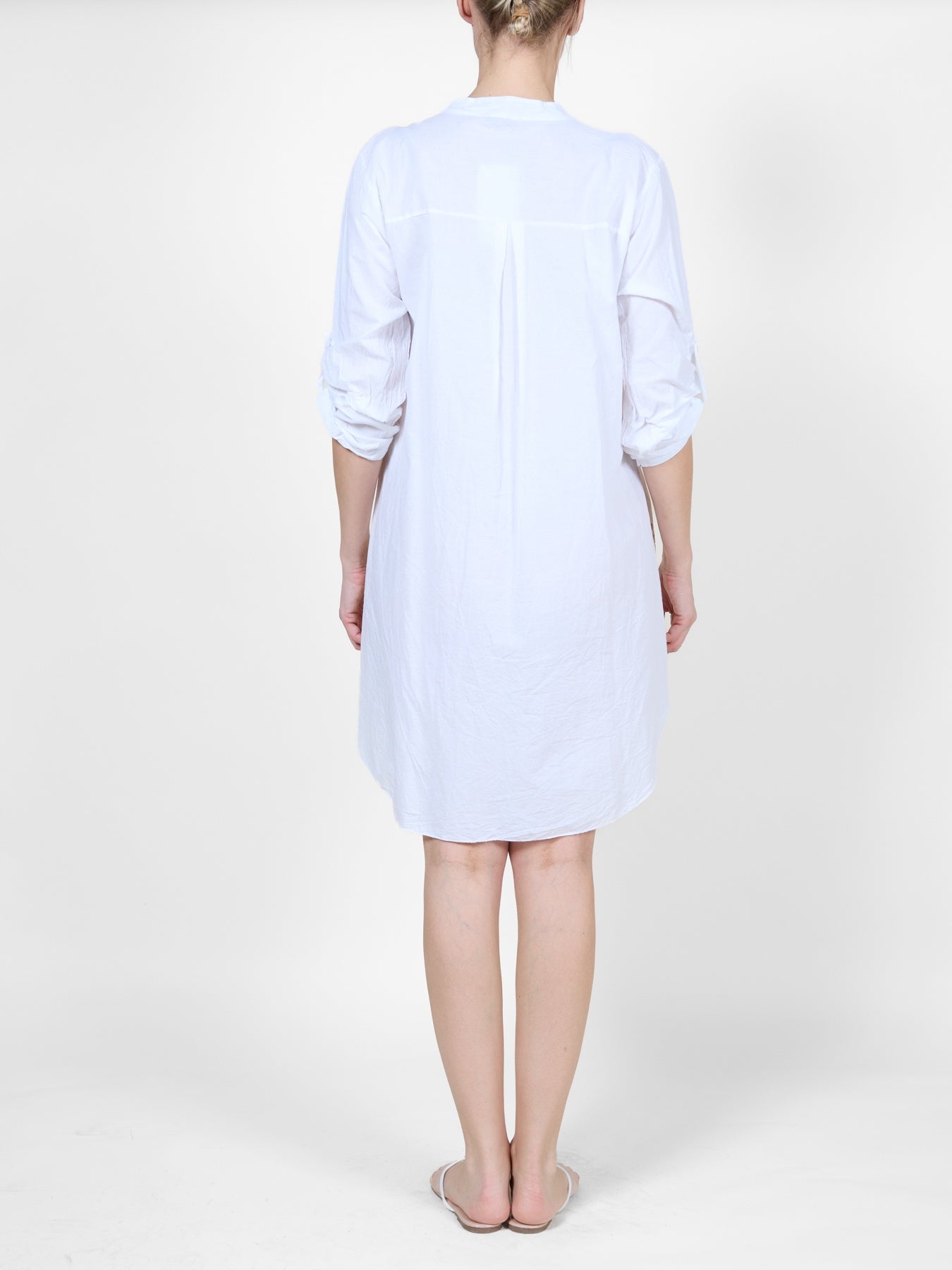 Robe-chemise blanche boutonnée avec broderie cachemire dorée