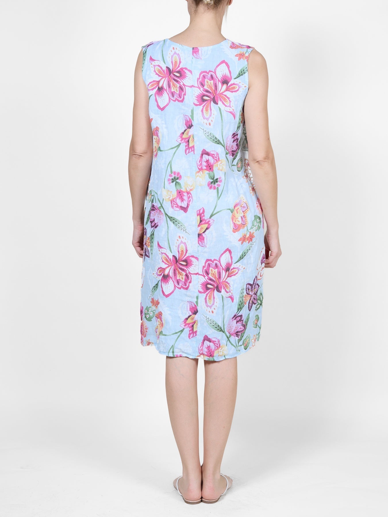 Robe fleurie bleu clair sans manches à col en V