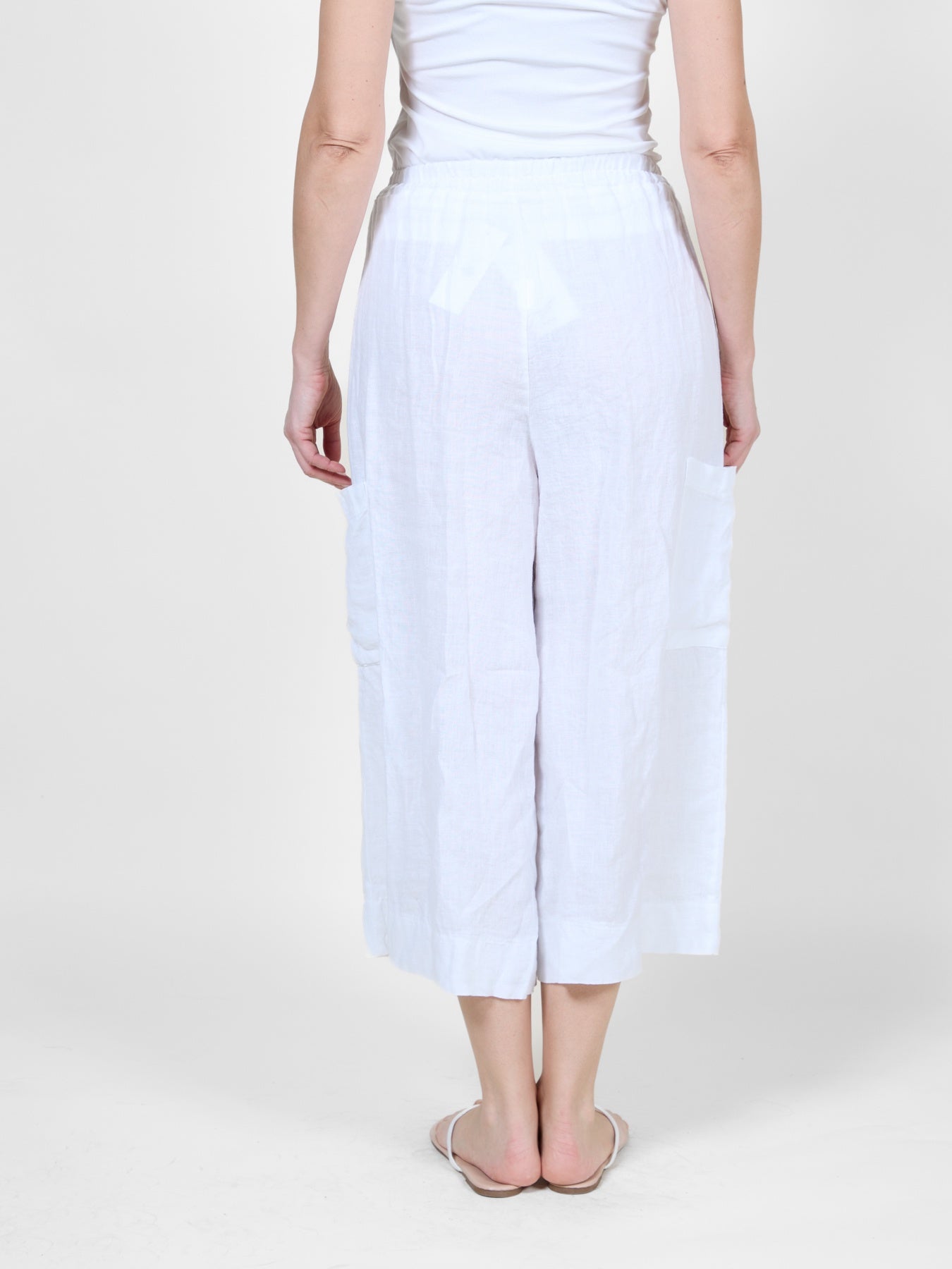 Pantalon de plage blanc court et fluide avec nœud sur le devant