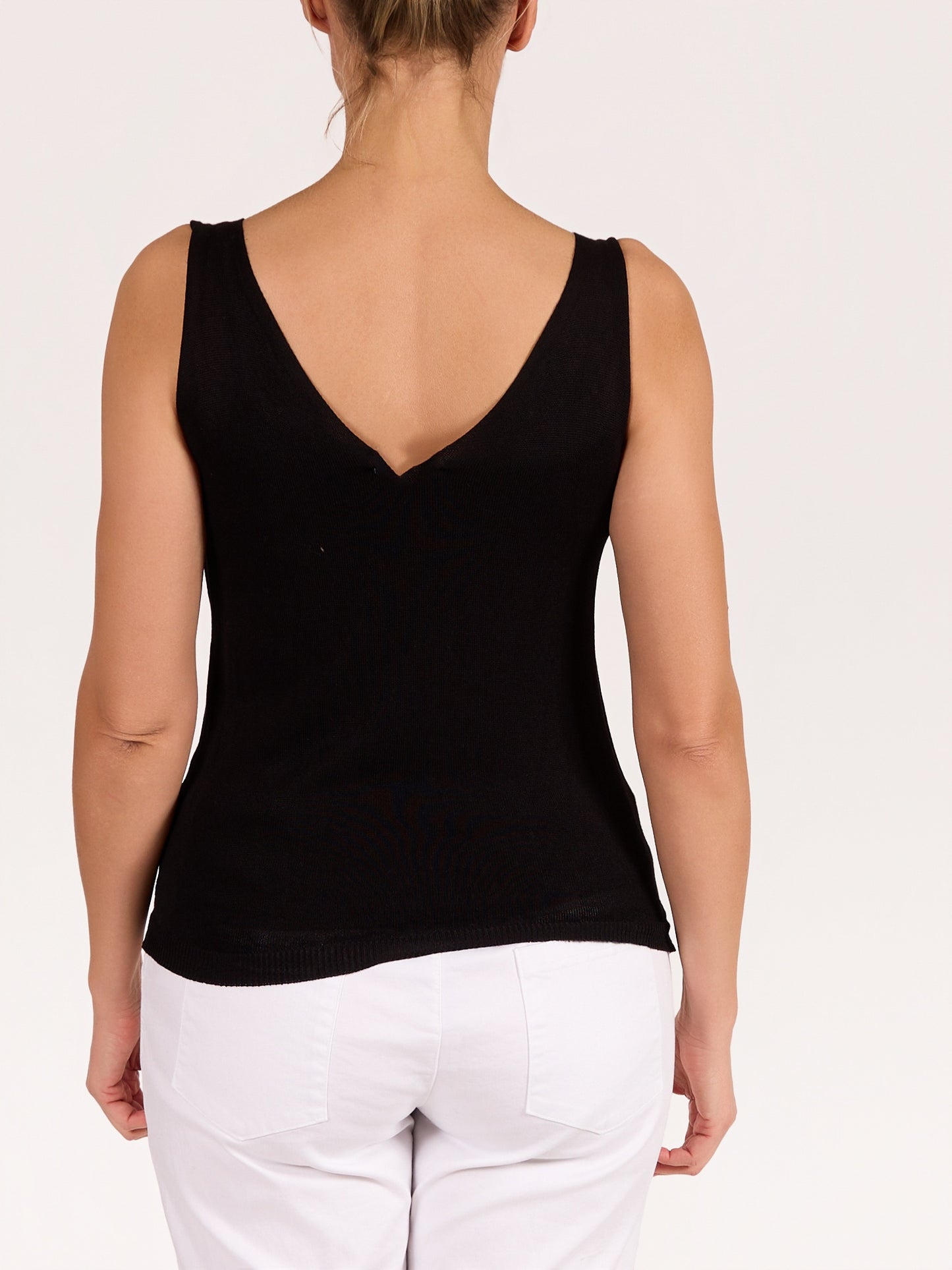 Camisole noire à encolure en V profond à l’avant et au dos