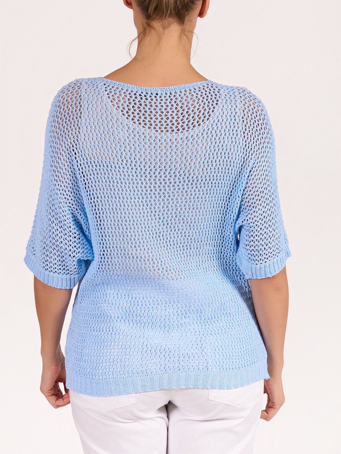 Pullover bleu en crochet à col en V avec motif cœur