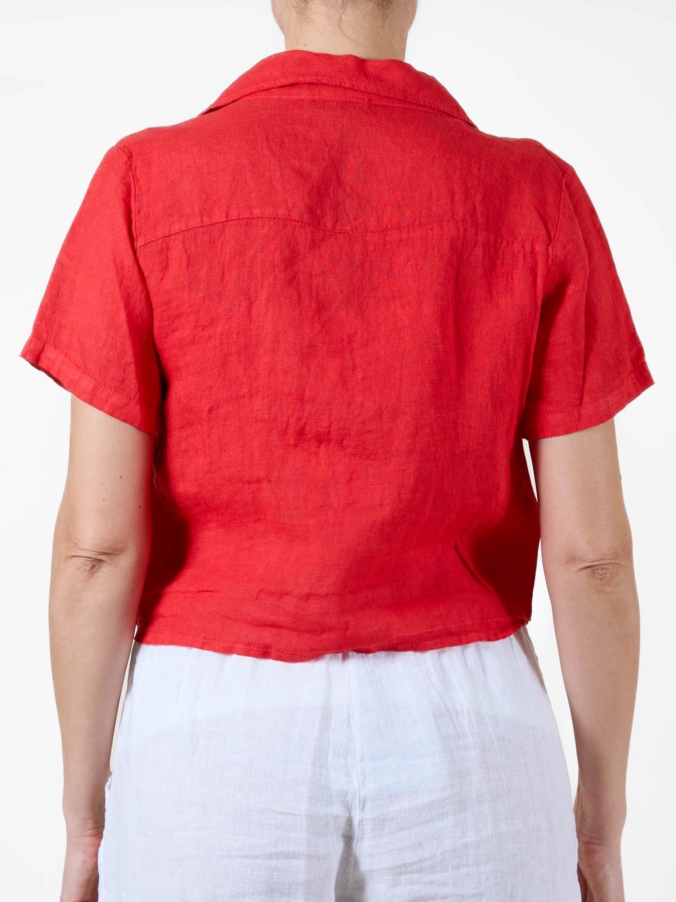 Chemise rouge à boutons et cravate