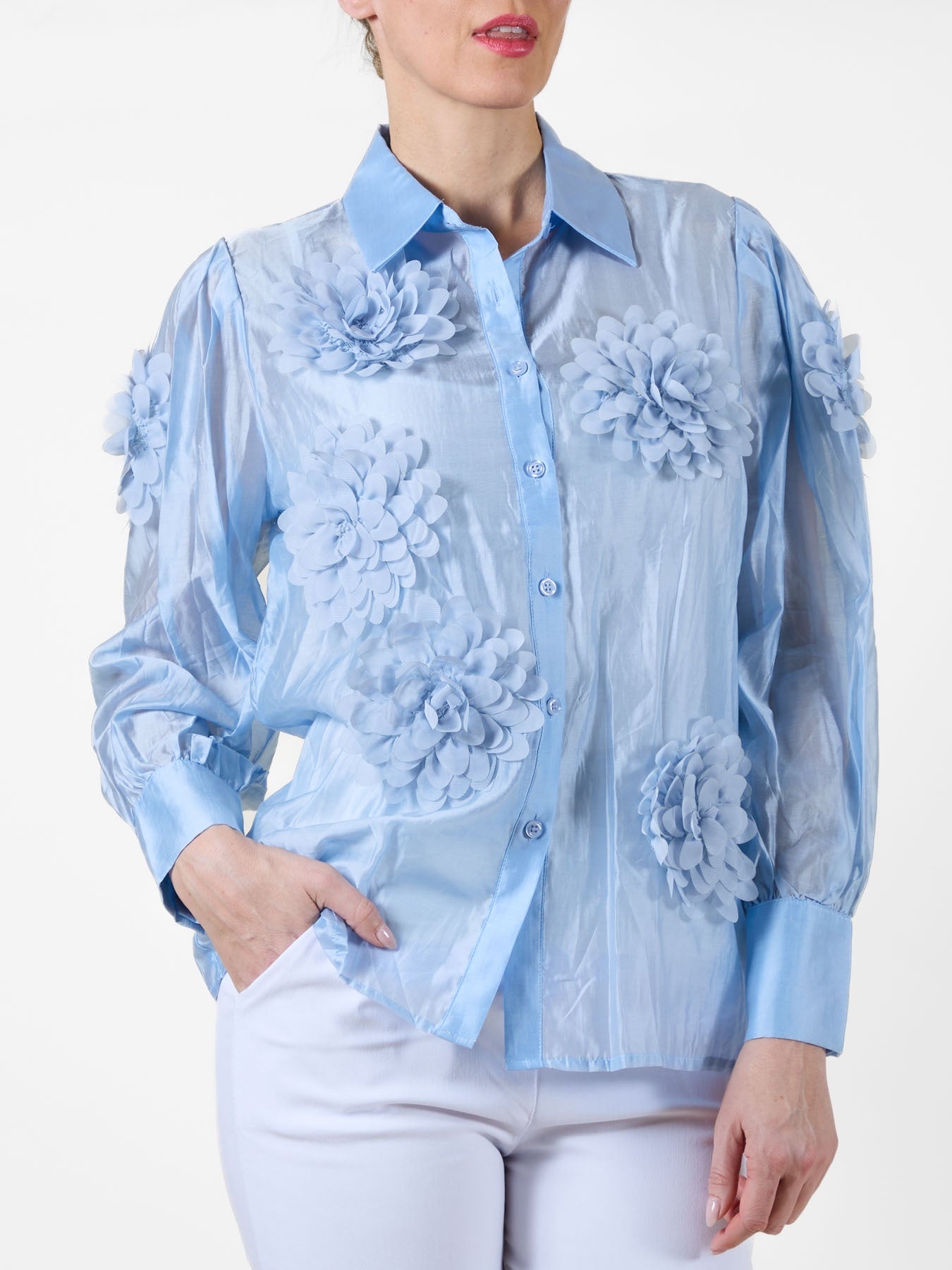 Chemisier bleu ciel boutonné avec détails de fleurs en tissu