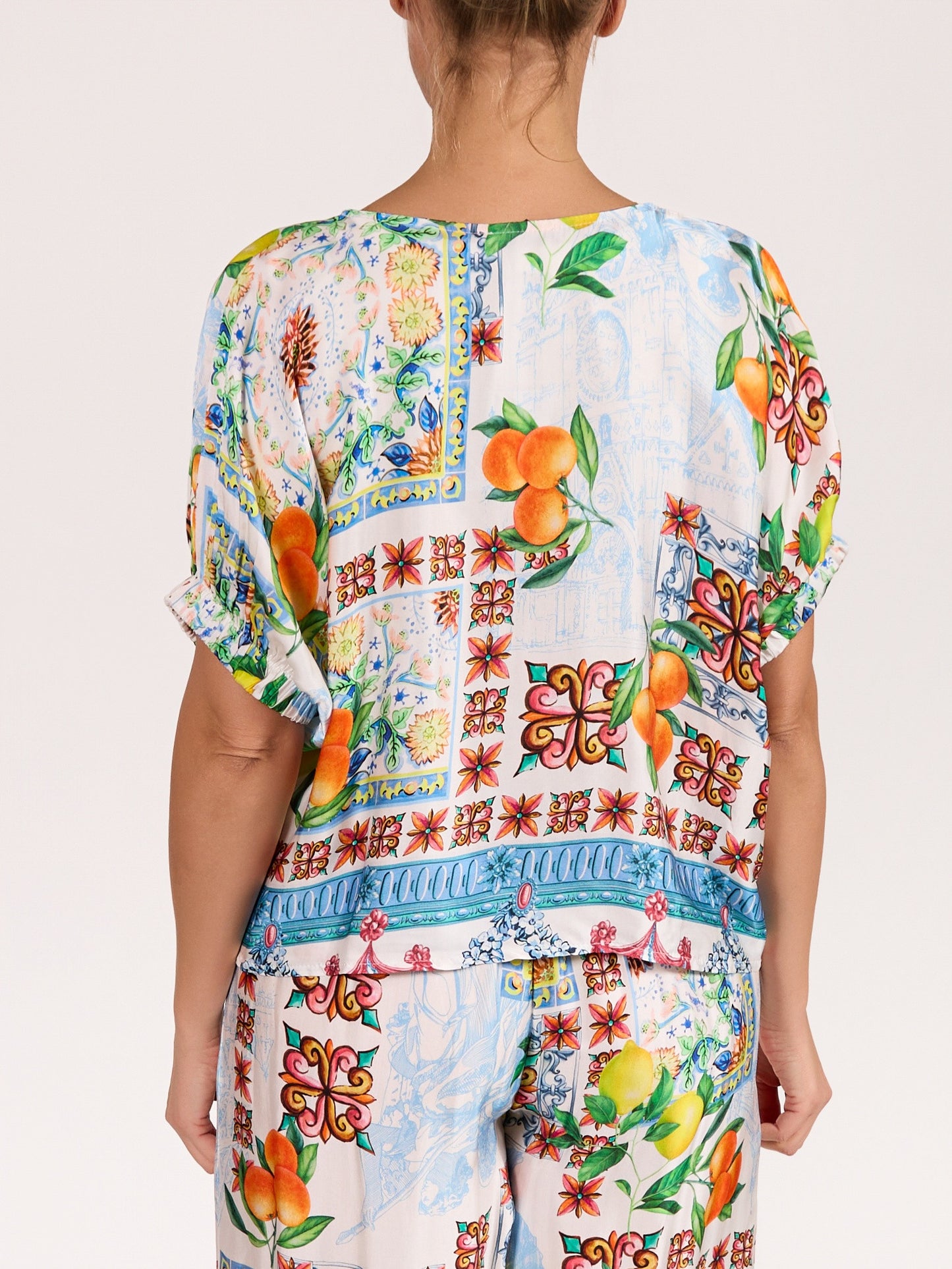 Blouse bleue à col en V style blouson à manches chauve-souris imprimé oranges et citrons