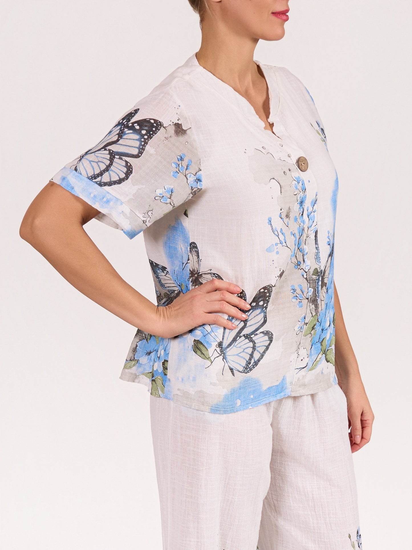 Chemise Blanche à Manches Courtes avec Bouton Unique et Imprimé Papillons Bordure