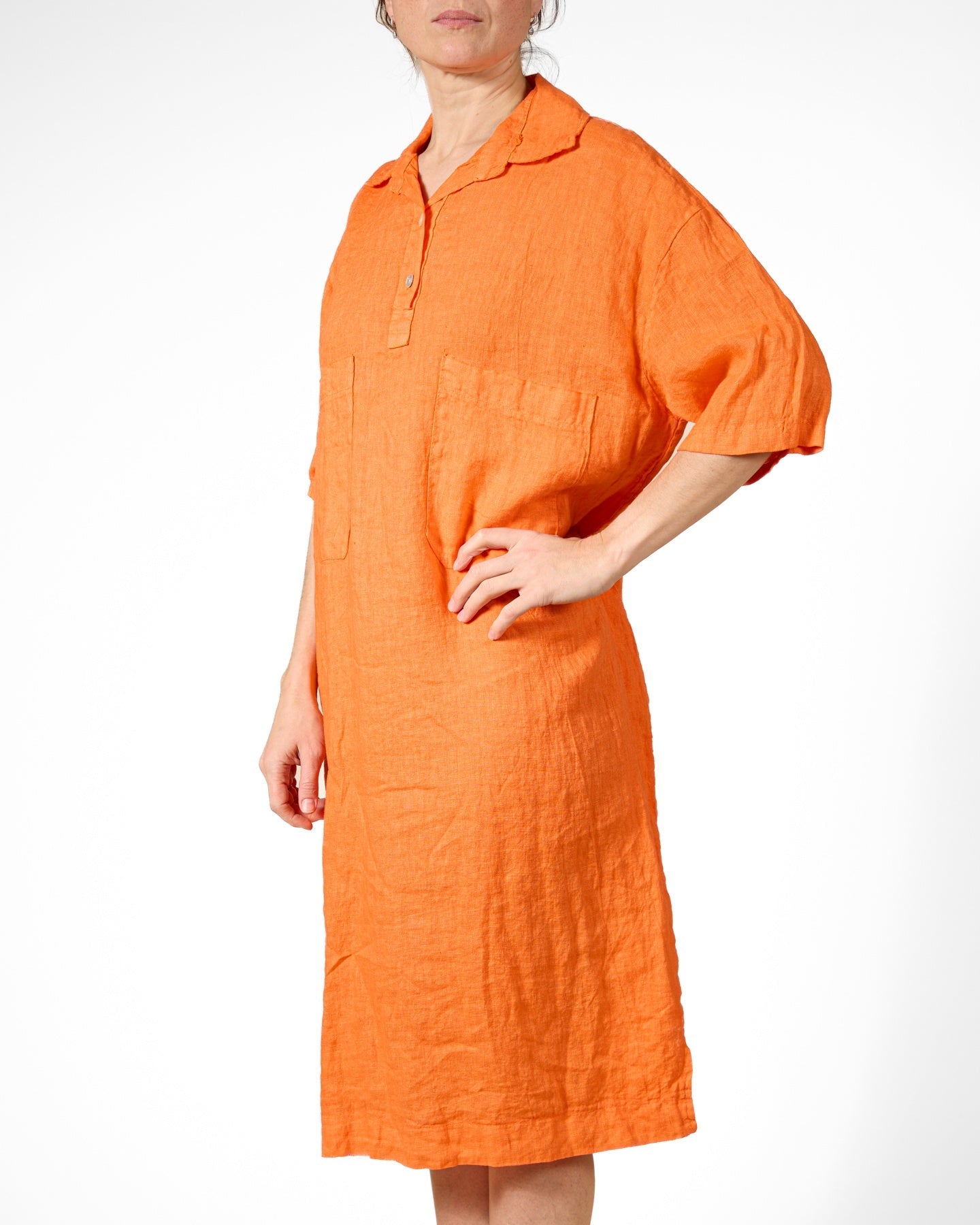 Robe orange à patte de boutonnage et deux poches sur le devant