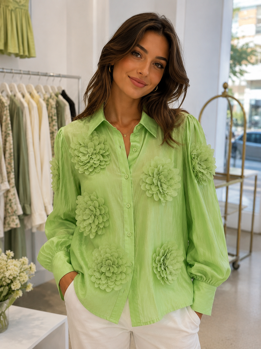 Chemisier vert boutonné avec détails de fleurs en tissu