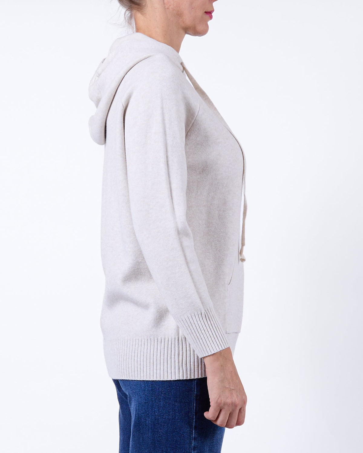 Pull beige à capuche, cordon de serrage, poche kangourou, manches longues et finitions côtelées