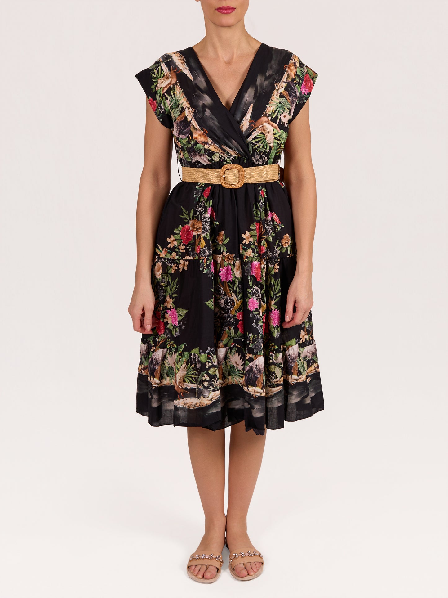 Robe florale noire ceinturée à manches courtes