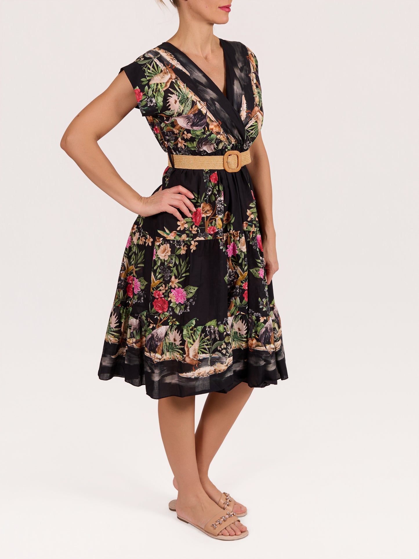 Robe florale noire ceinturée à manches courtes