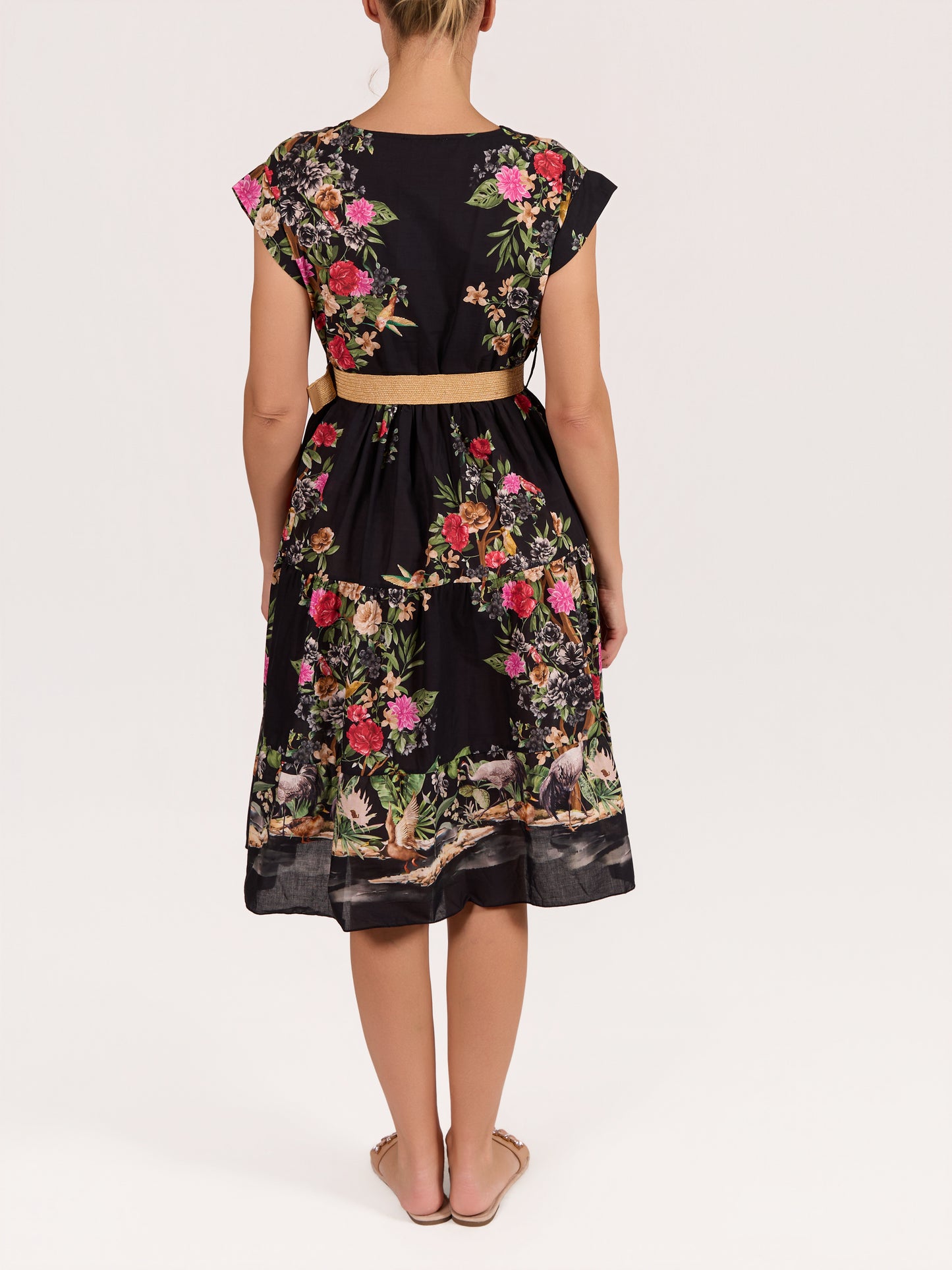 Robe florale noire ceinturée à manches courtes