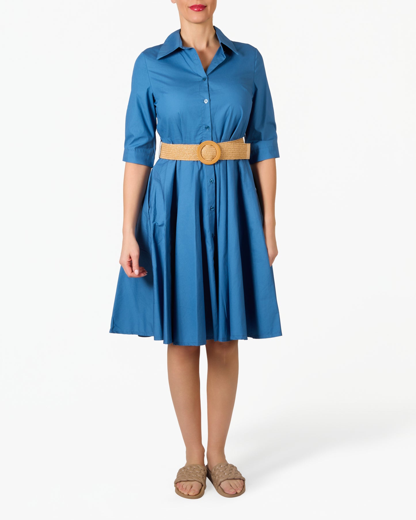 Robe ceinturée bleue à boutons avec col structuré